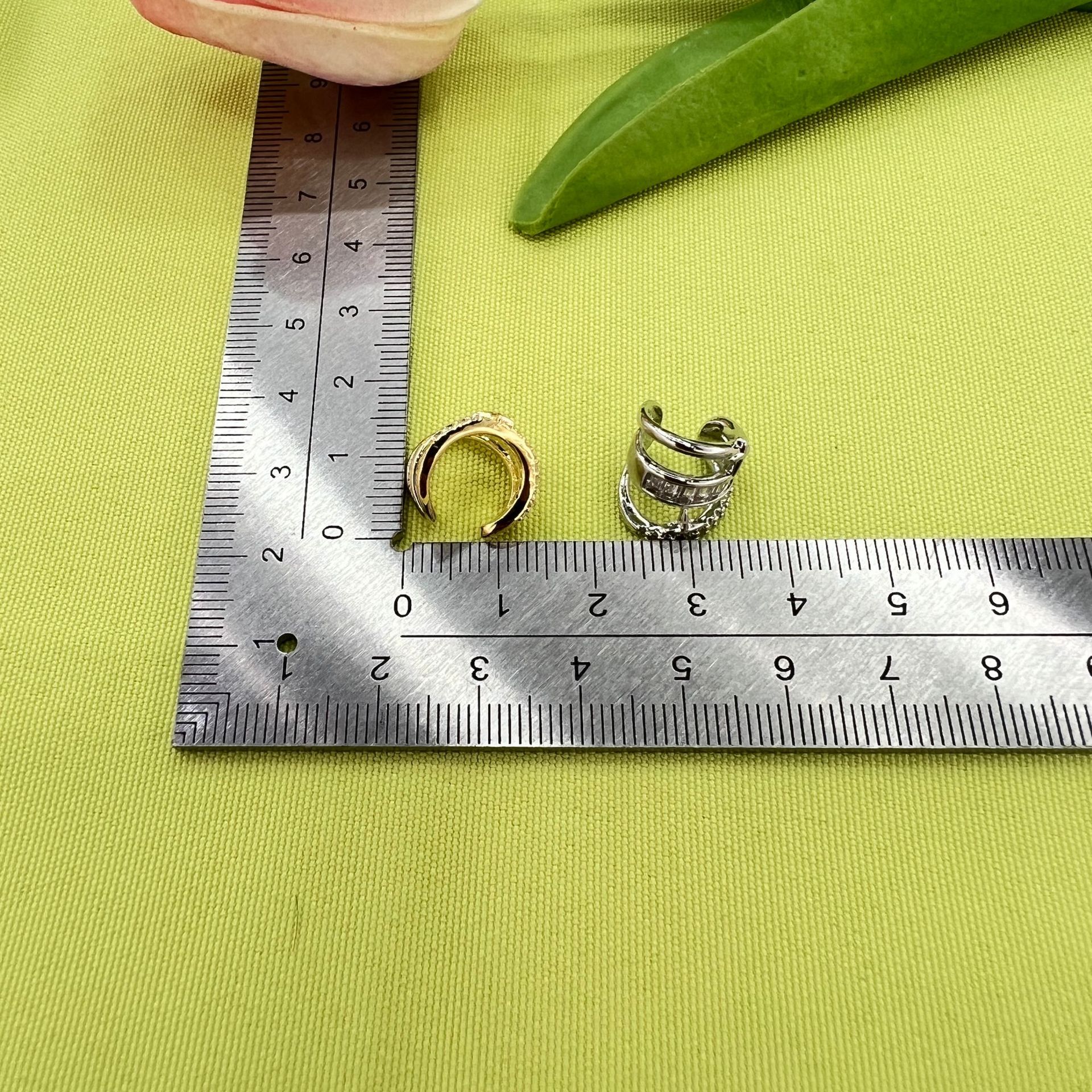 Three-layer zircon starburst ear clips, hip-hop, cool and androgynous style. Multi-layer row diamond star ear bone clips, no ear holes, special offer Specification image