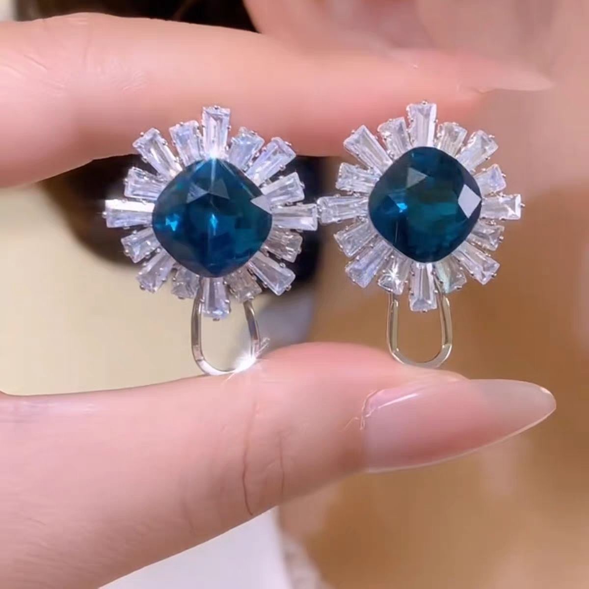 Light luxury, fashionable, exaggerated and high-end, full of zirconium sunflower stud earrings, exquisite, unique and individual design, versatile and super shiny earrings Application Scenario