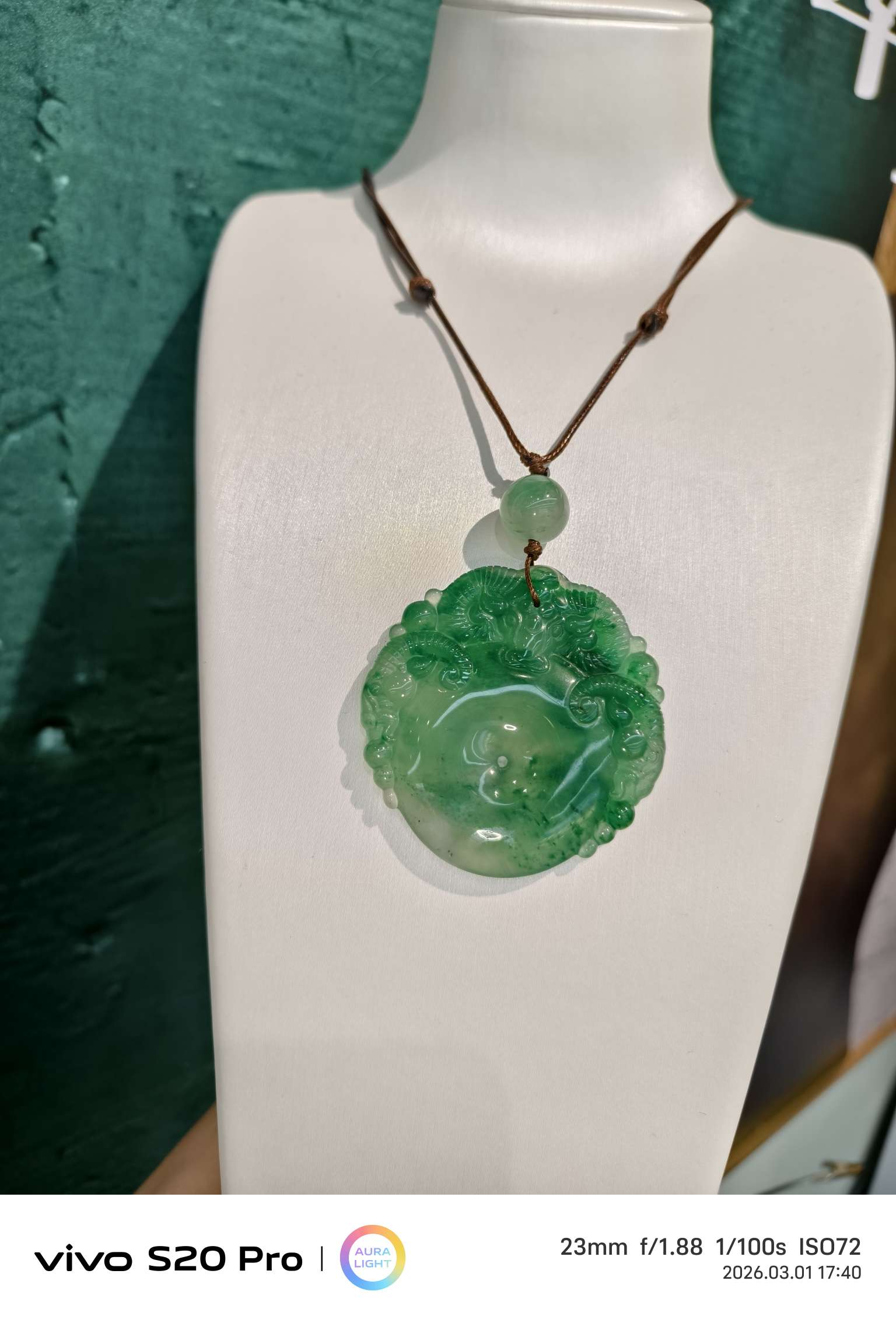 The "Yan Yu Fei Cui" natural African jadeite Sanyang Kai Tai jade pendant is high-end and elegant Specification image