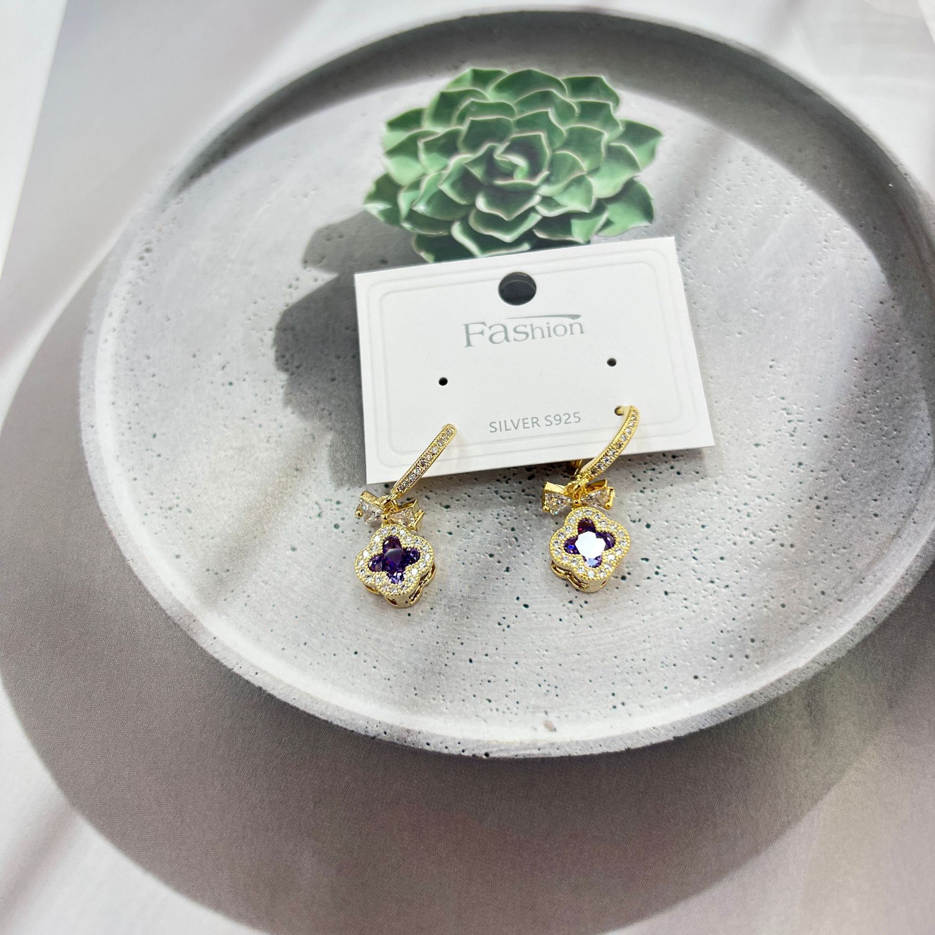 Genuine gold electroplated Korean high-end exquisite four-leaf clover earrings and pendants, Korean style style, niche zircon ear buckles and earrings details Picture
