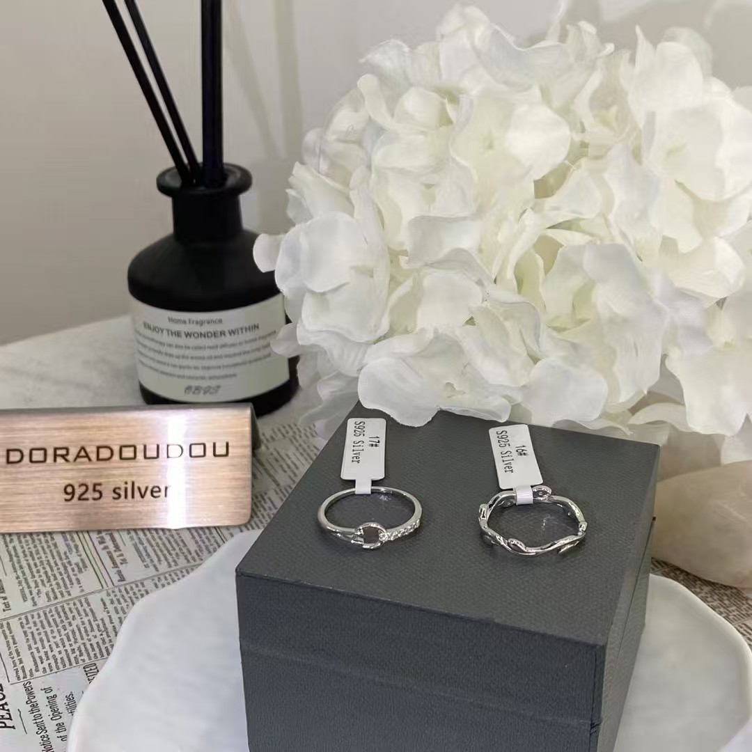 The stone ring features an elegant design that is simple and fashionable