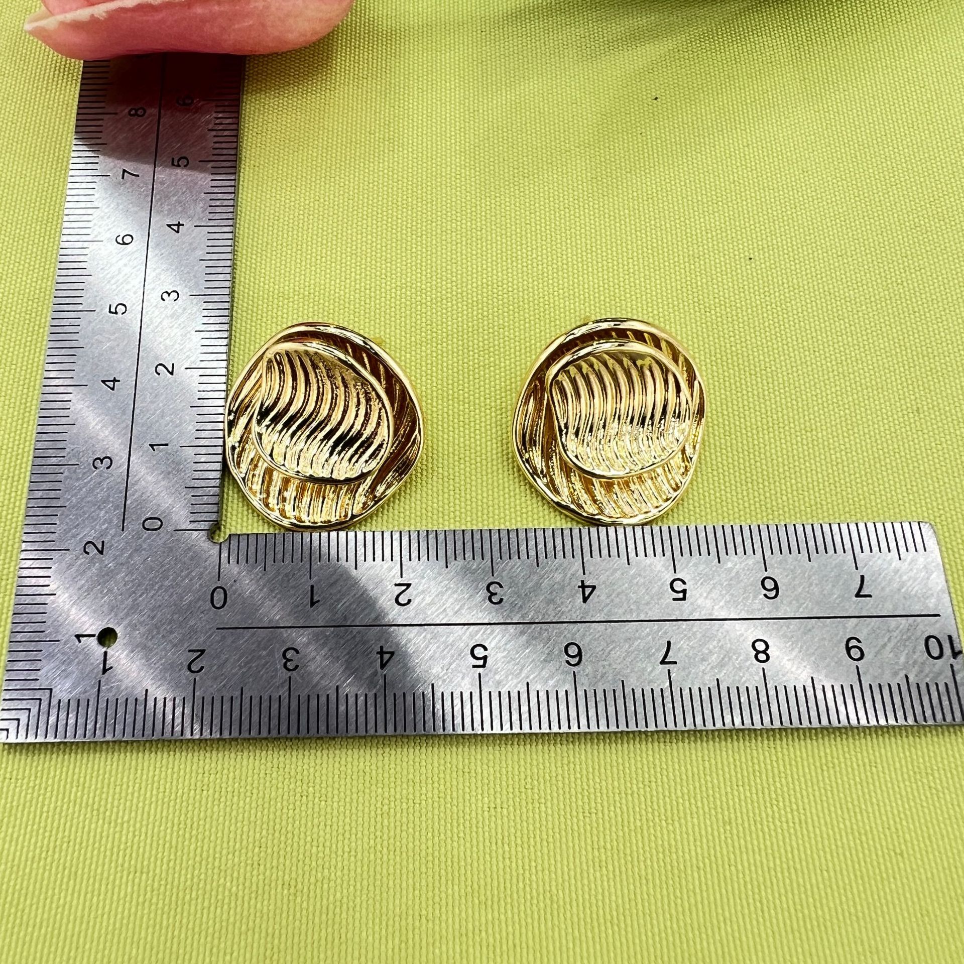 European and American vintage metal texture ear studs, brass plated with 18K real gold, fashionable and retro earrings gift, heavy industry cross-border version Application Scenario