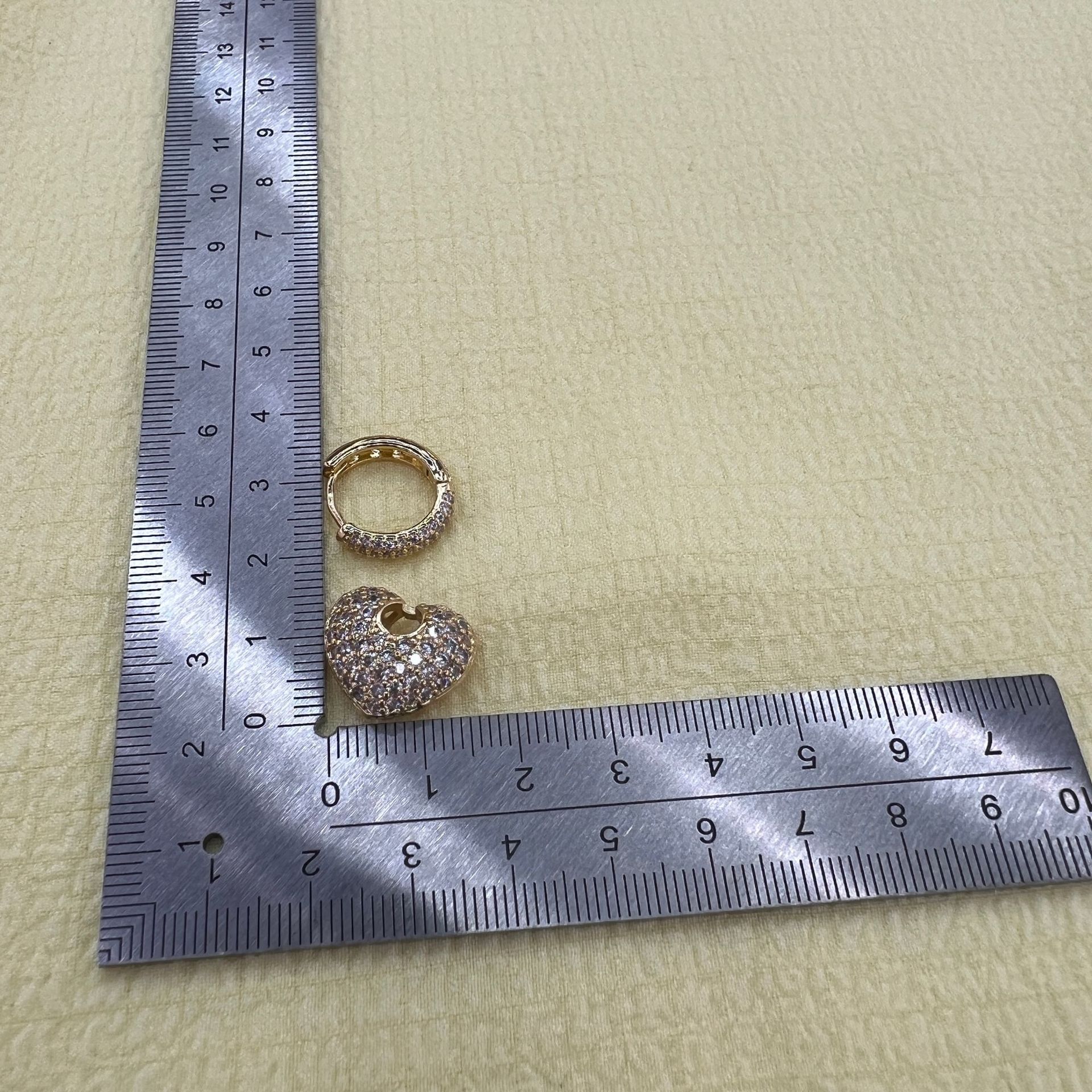 S925 Silver Needle Heart Full Diamond Nightclub trendy and stylish earrings, original micro-inlaid zircon heart ear buckles and stud earrings Item Picture