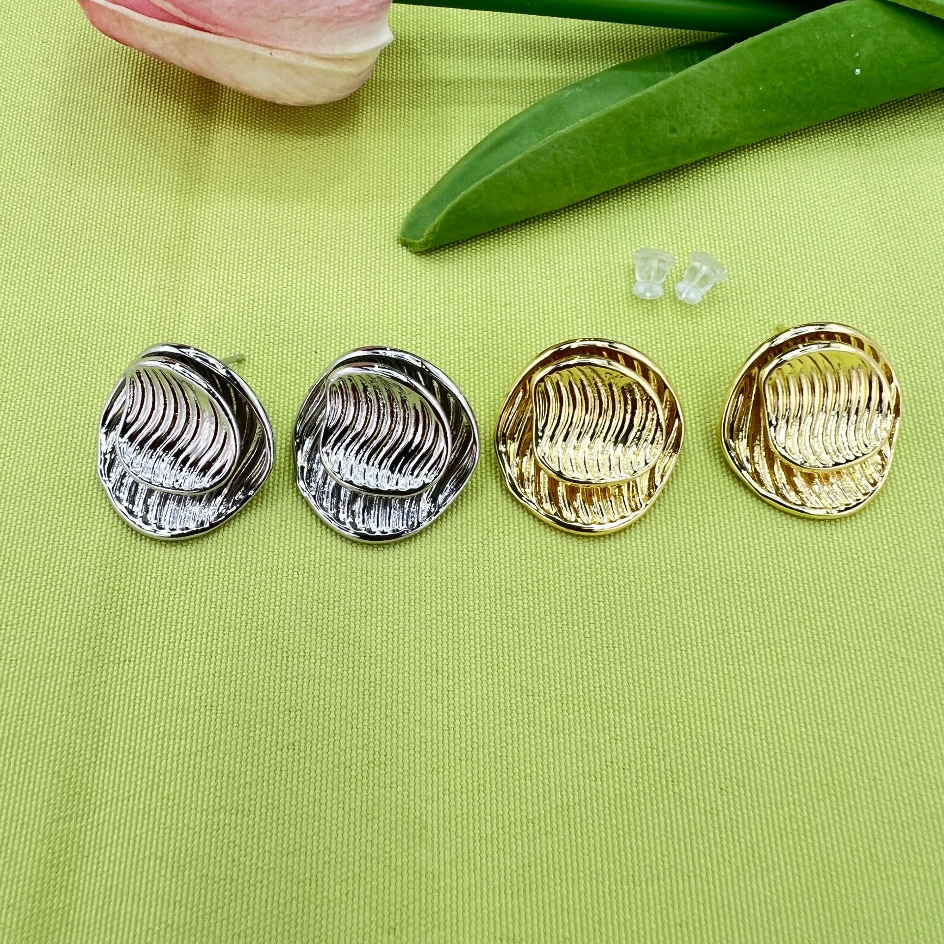 European and American vintage metal texture ear studs, brass plated with 18K real gold, fashionable and retro earrings gift, heavy industry cross-border version details Picture