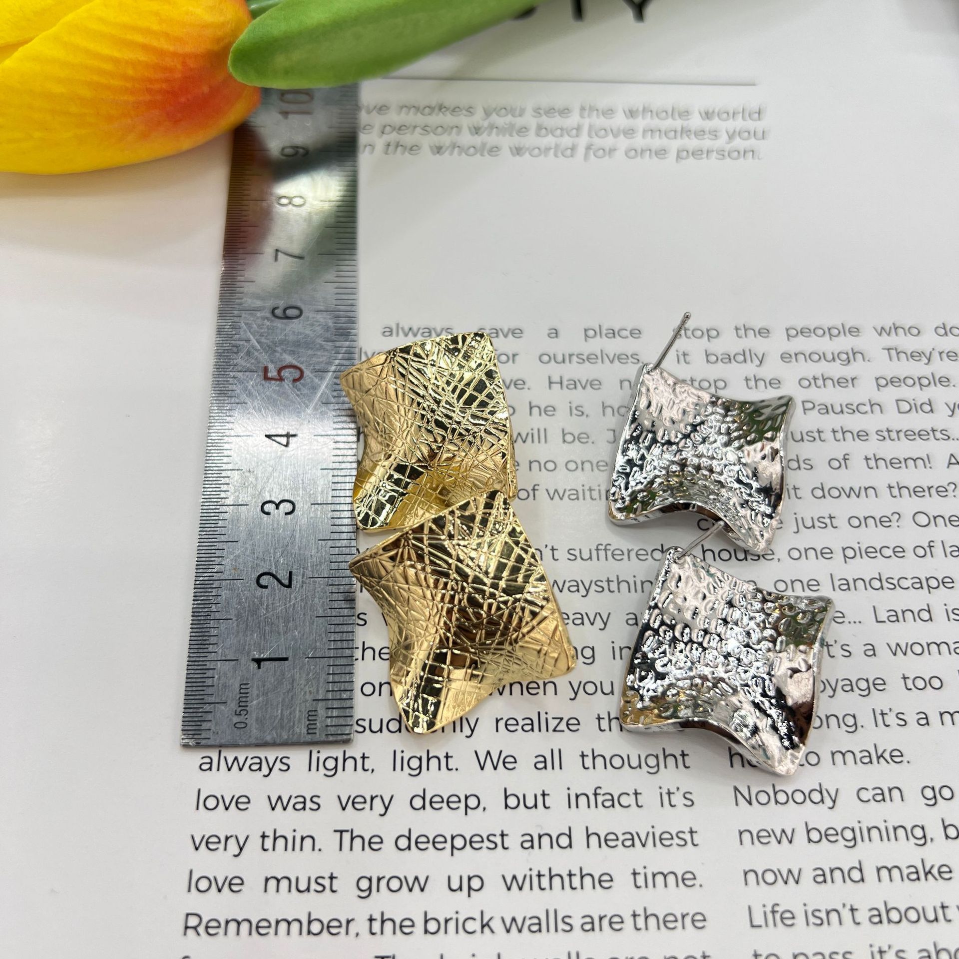 Copper-plated real gold, European and American geometric square irregular diamond pattern earrings, new high-end women's stud earrings, silver needles Specification image