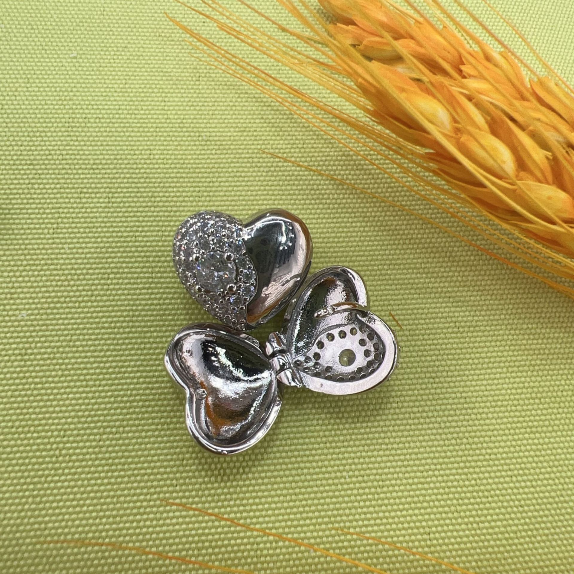 Simple gold-plated and diamond-encrusted heart-shaped earrings, versatile silver needle stud earrings, a unique and stylish accessory for Korean female Internet celebrities Specification image