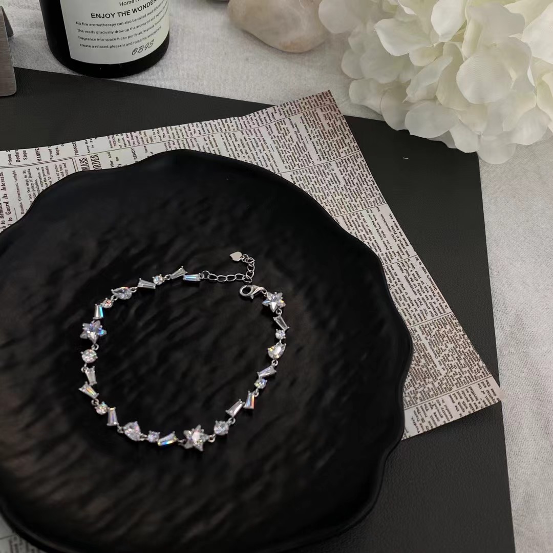 Irregular diamond bracelet details Picture