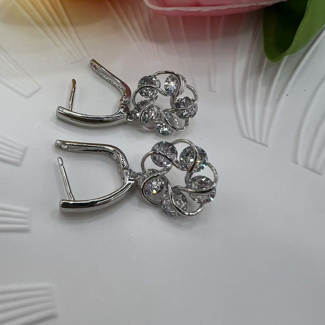 New cross-border European and American ear buckles, pure copper gold-plated micro-inlaid zircon earrings, versatile silver needle stud earrings, trendy and fashionable accessories Specification image