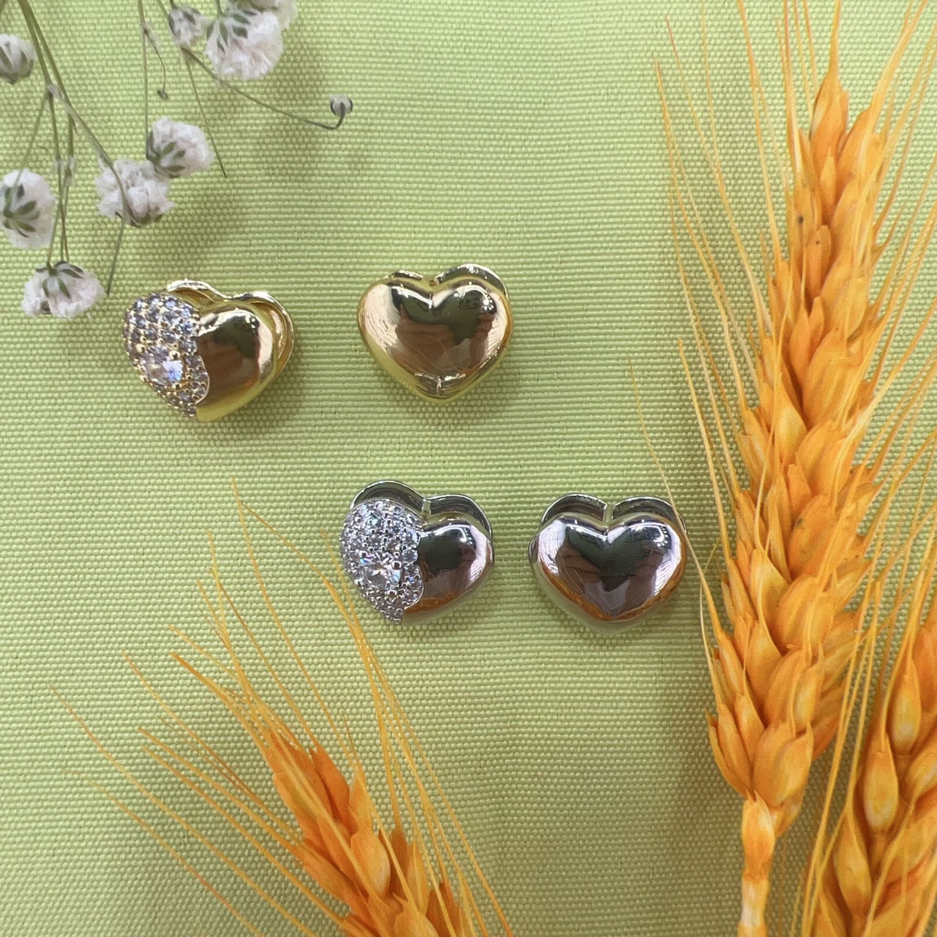 Simple gold-plated and diamond-encrusted heart-shaped earrings, versatile silver needle stud earrings, a unique and stylish accessory for Korean female Internet celebrities