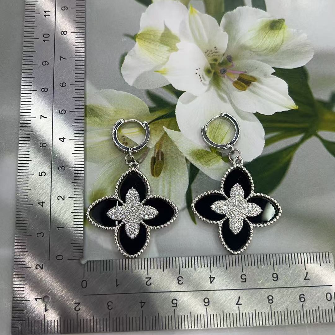 Light luxury, simple and elegant French earrings, high-end micro-inlaid four-leaf flower ear buckles, individual, elegant and fashionable earrings Item Picture