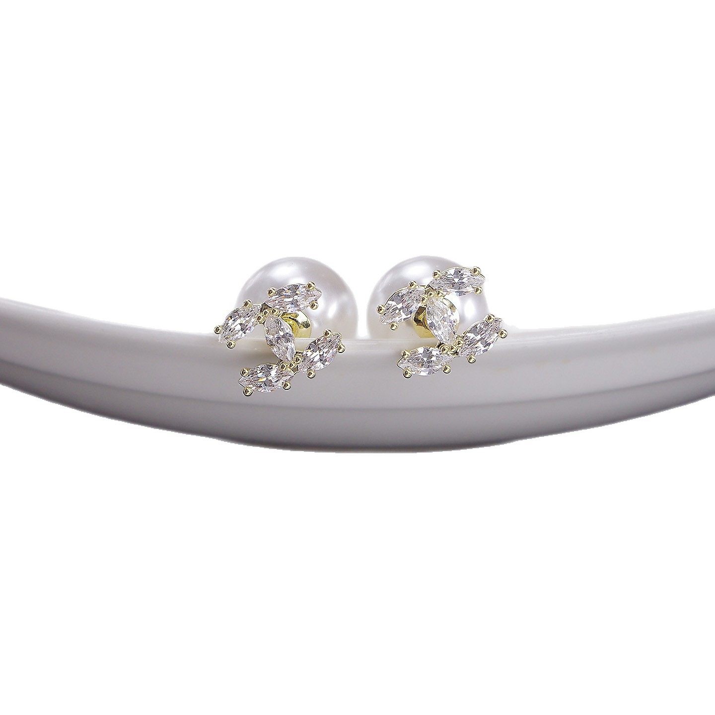 Xiaoxiang's light luxury and high-end earrings, Zircon simple Spring and summer pearl earrings for women, 2025 new style, elegant and exquisite stud earrings Item Picture