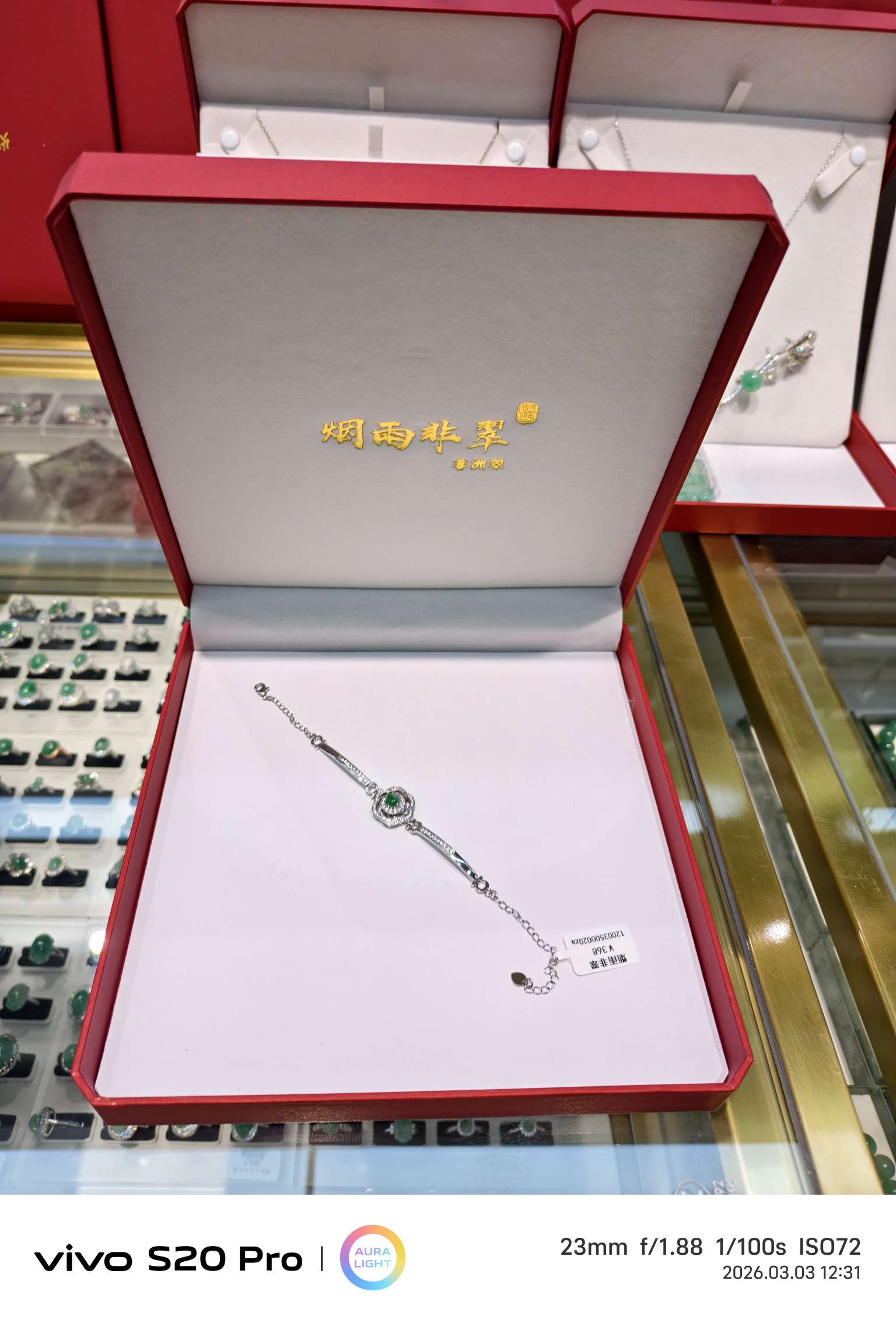 The "Yan Yu Fei Cui" women's natural jade inlaid high-end and elegant African May Day Green Spring outing bracelet Application Scenario