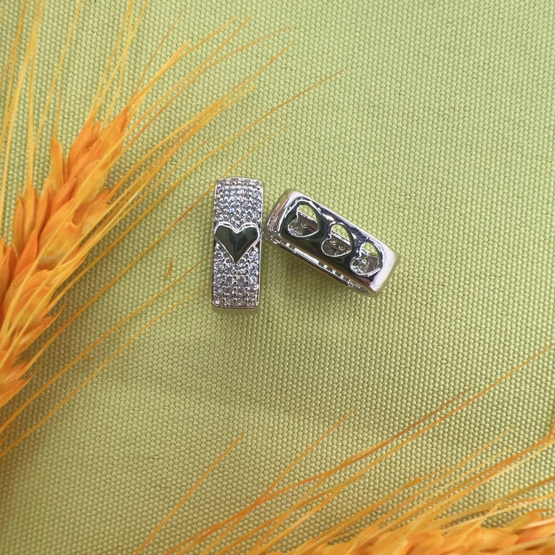Trendy ear buckles, French niche high-end heart-shaped earrings, a new trendy S925 stud accessory with Korean charm and Internet celebrity appeal details Picture