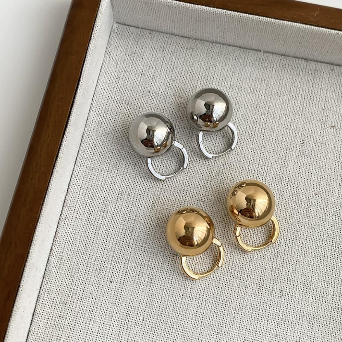 fever's round ball earrings are elegant autumn and winter earrings with a metallic high-end feel. They are versatile and light luxury Korean fashion earrings Specification image