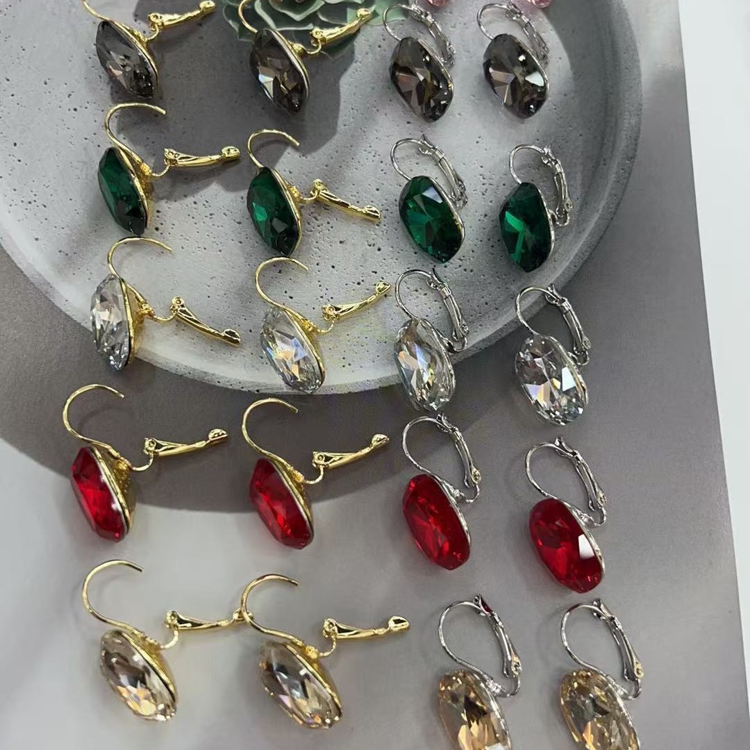 Light luxury and high-end crystal rock sugar square French ear buckles, simple and exquisite niche design earrings, fashionable earrings for women Application Scenario