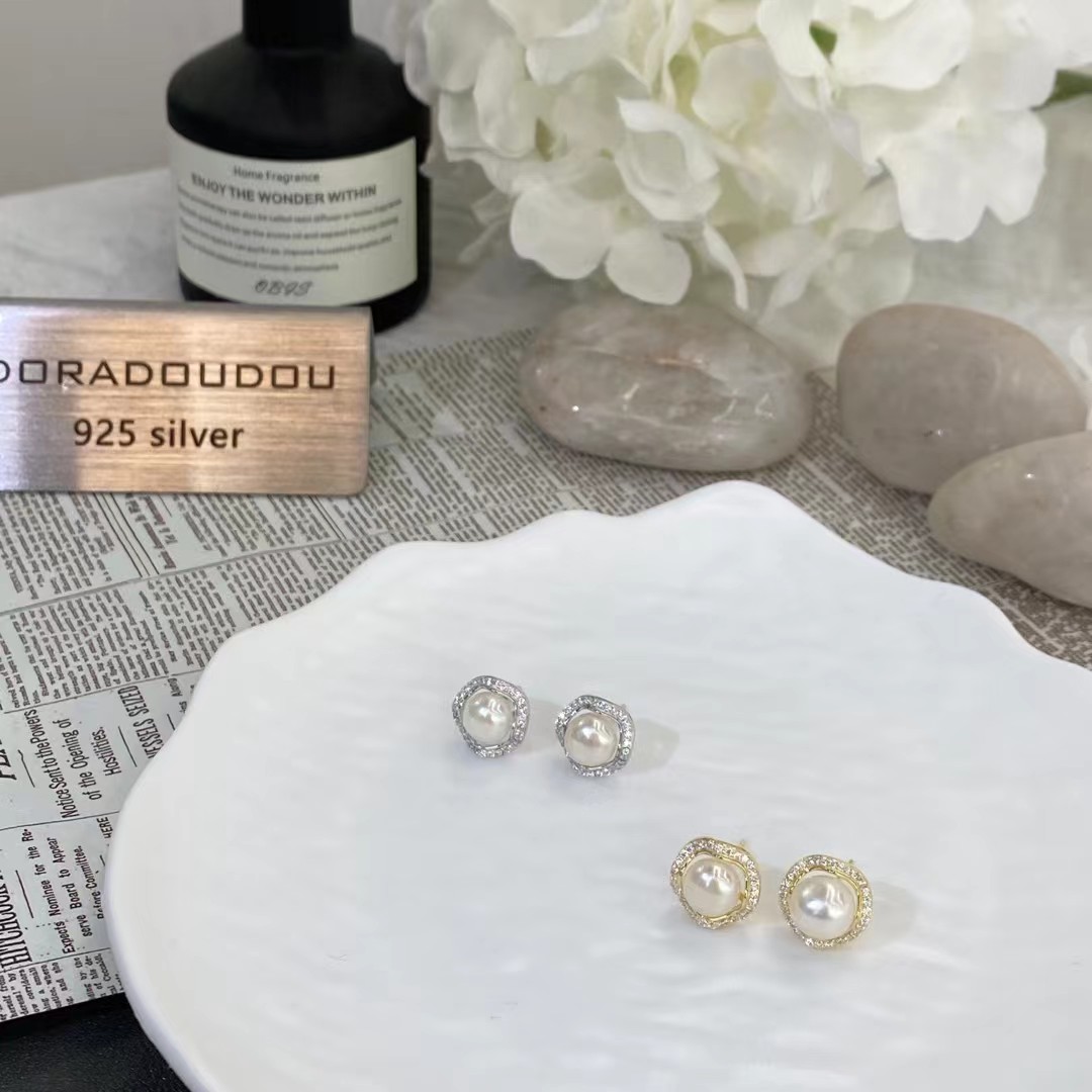 Pearl earrings with diamonds