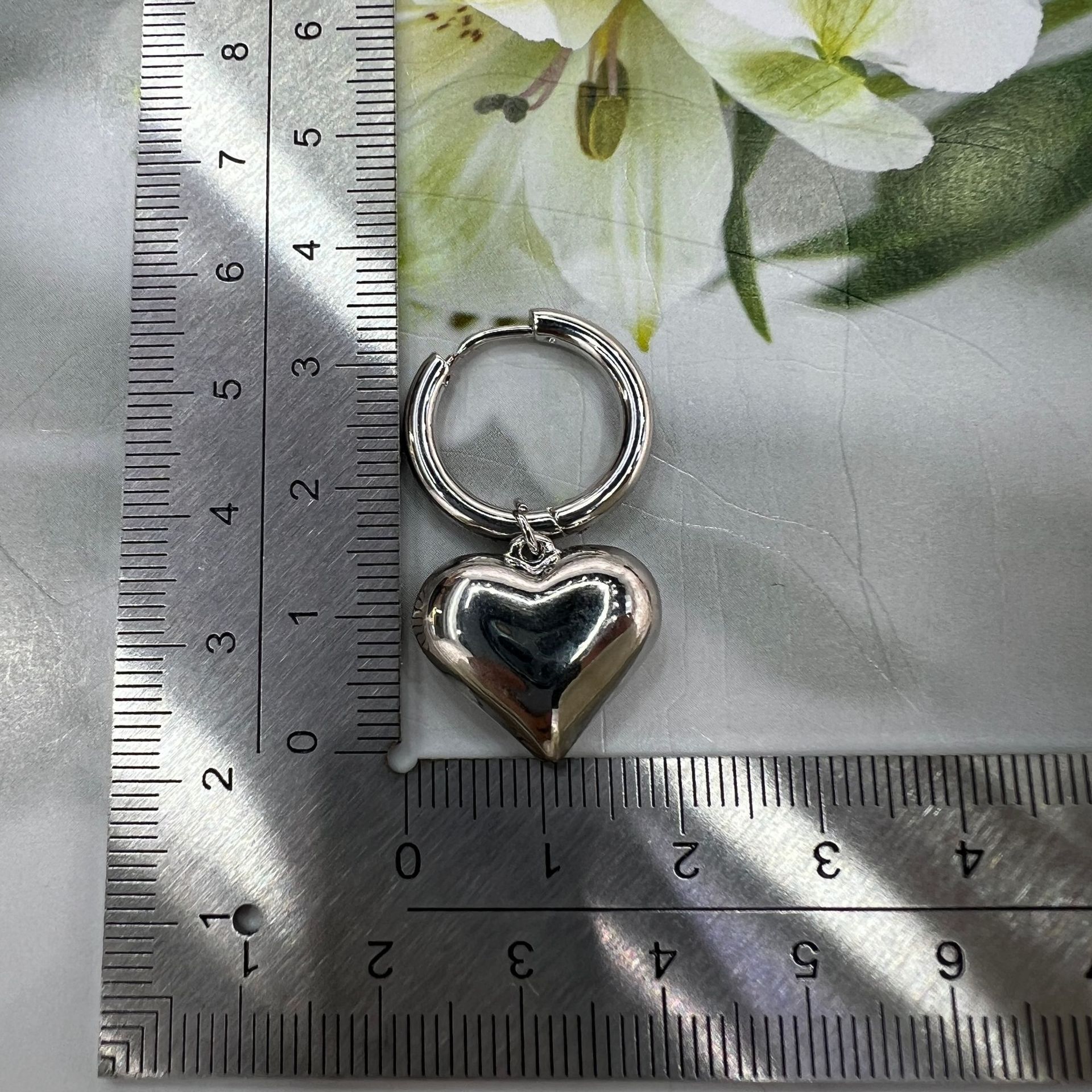 Trendy cross-border European and American export metal style heart-shaped smooth ear buckles, pure copper gold-plated earrings, golden high-end earrings Application Scenario