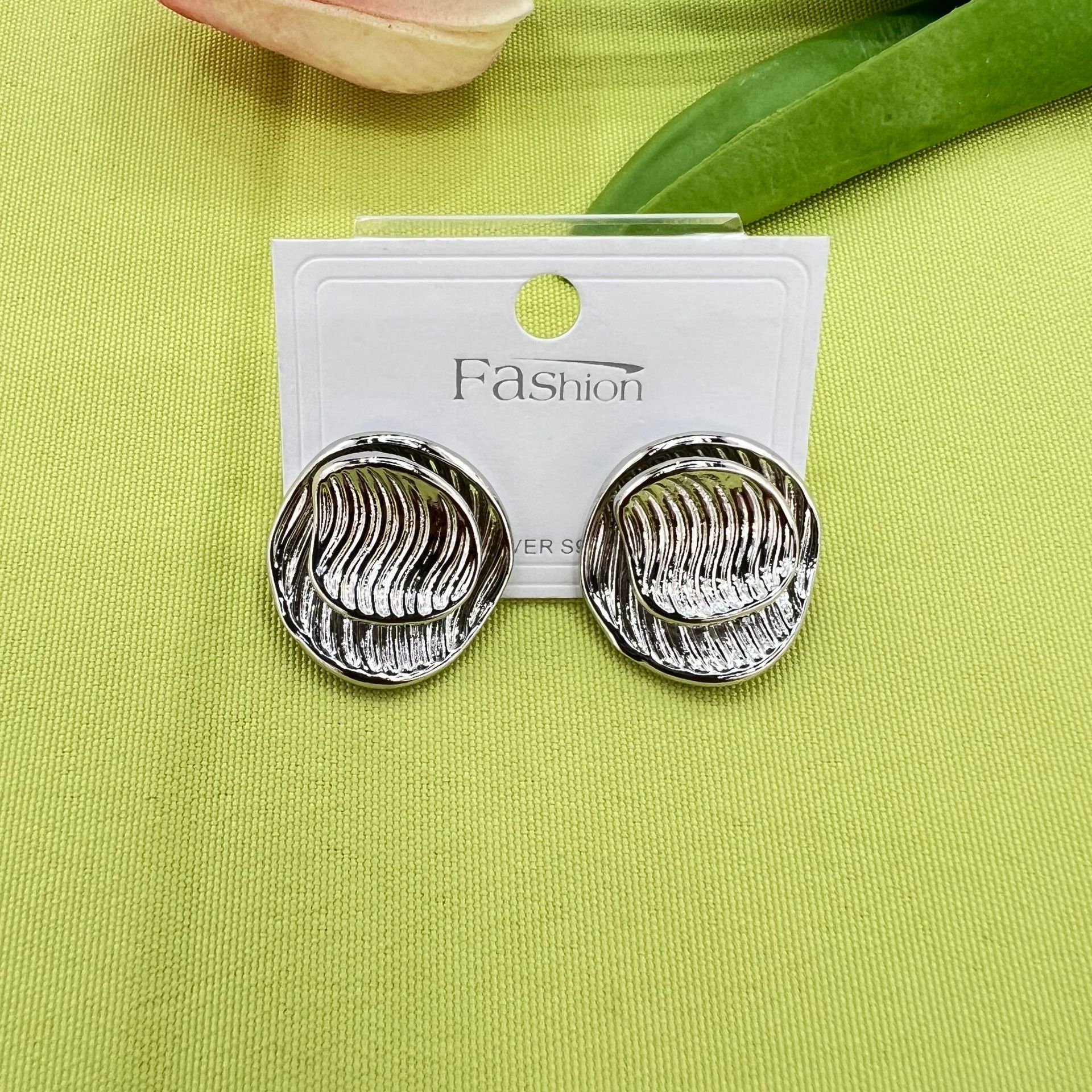European and American vintage metal texture ear studs, brass plated with 18K real gold, fashionable and retro earrings gift, heavy industry cross-border version Specification image
