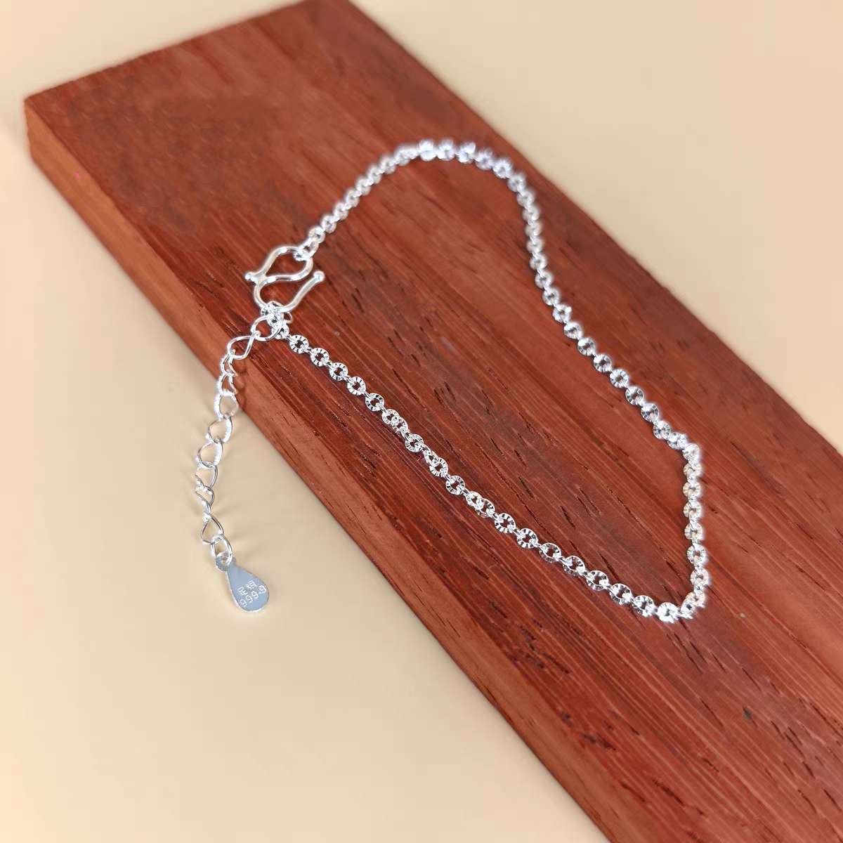 The S990 pure silver starry sky car flower bracelet is simple, versatile, niche and exquisite