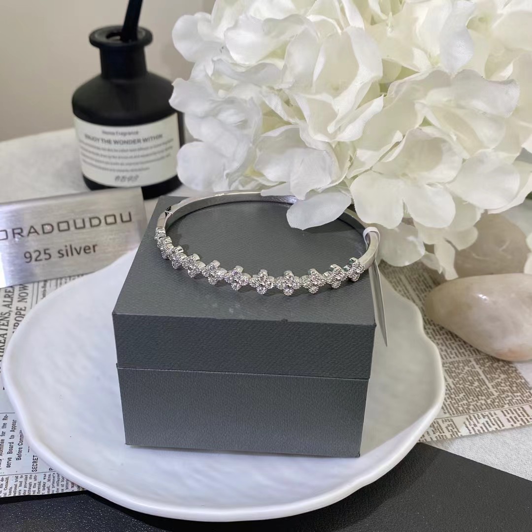 Full diamond four-leaf clover bracelet