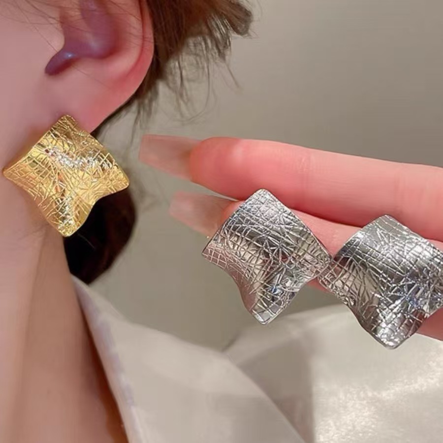 Copper-plated real gold, European and American geometric square irregular diamond pattern earrings, new high-end women's stud earrings, silver needles Application Scenario