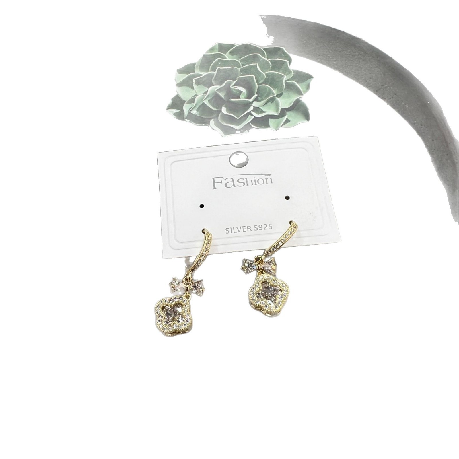 Genuine gold electroplated Korean high-end exquisite four-leaf clover earrings and pendants, Korean style style, niche zircon ear buckles and earrings Item Picture