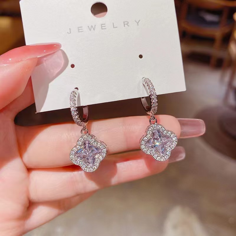 Genuine gold electroplated Korean high-end exquisite flower earrings and earrings, trendy Korean style, niche zirconia ear buckles and earrings details Picture