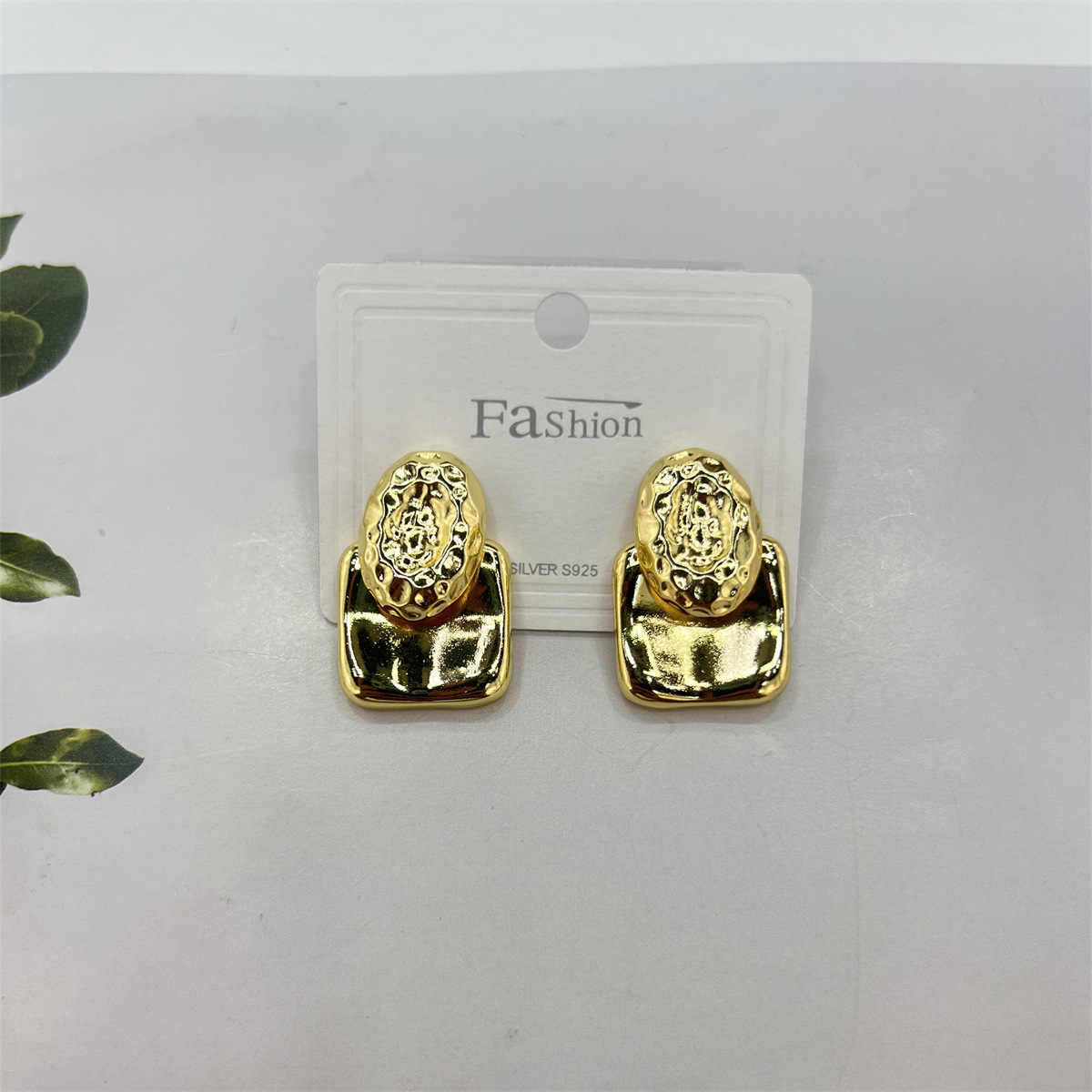 The new 925 silver needle earrings with a geometric texture and pleated design from Dongdaemun, South Korea, are fashionable, simple and versatile Specification image