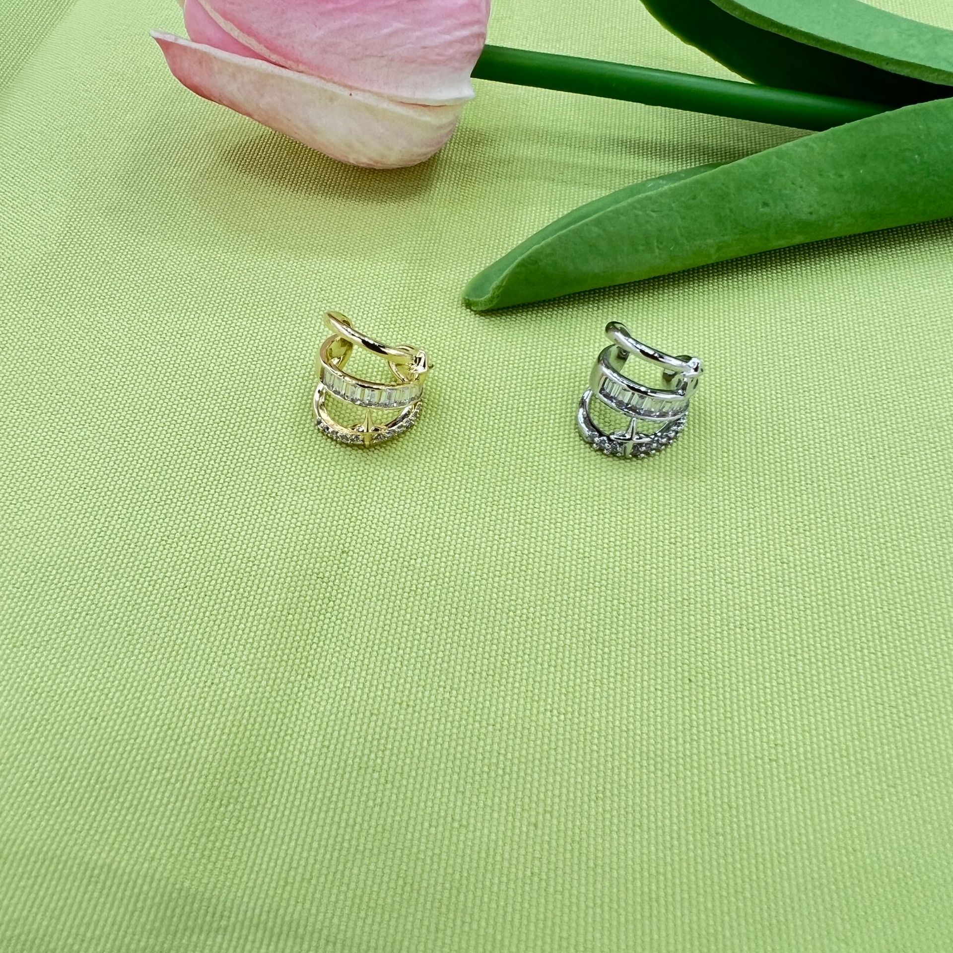 Three-layer zircon starburst ear clips, hip-hop, cool and androgynous style. Multi-layer row diamond star ear bone clips, no ear holes, special offer details Picture