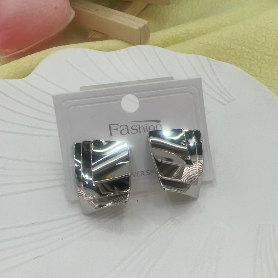 European and American metal style earrings are unique, elegant, mature, multi-layer geometric, high-end, simple and versatile. New commuter stud earrings details Picture