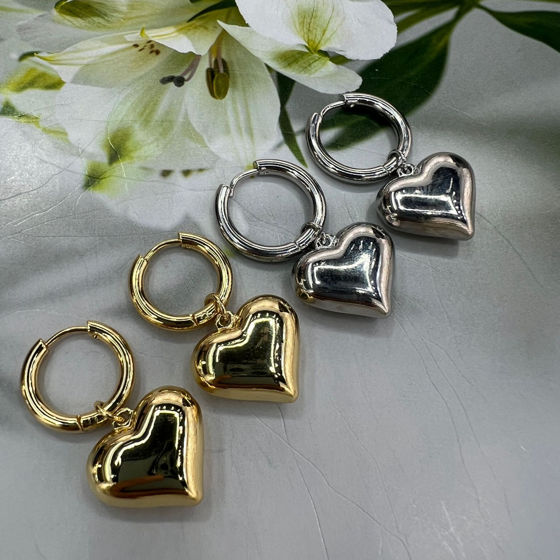 Trendy cross-border European and American export metal style heart-shaped smooth ear buckles, pure copper gold-plated earrings, golden high-end earrings