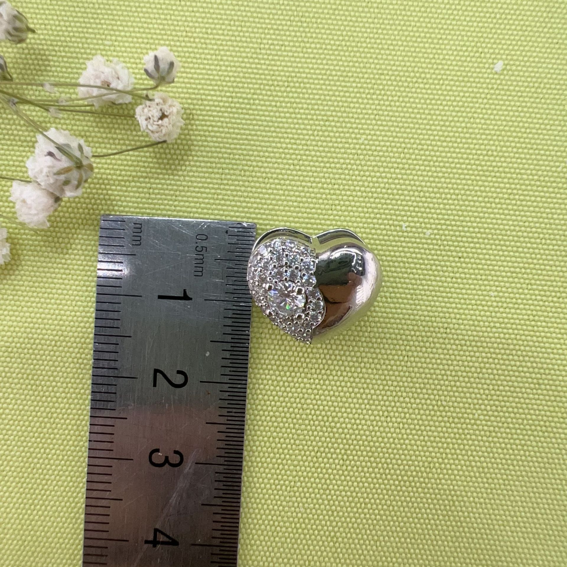 Simple gold-plated and diamond-encrusted heart-shaped earrings, versatile silver needle stud earrings, a unique and stylish accessory for Korean female Internet celebrities Application Scenario