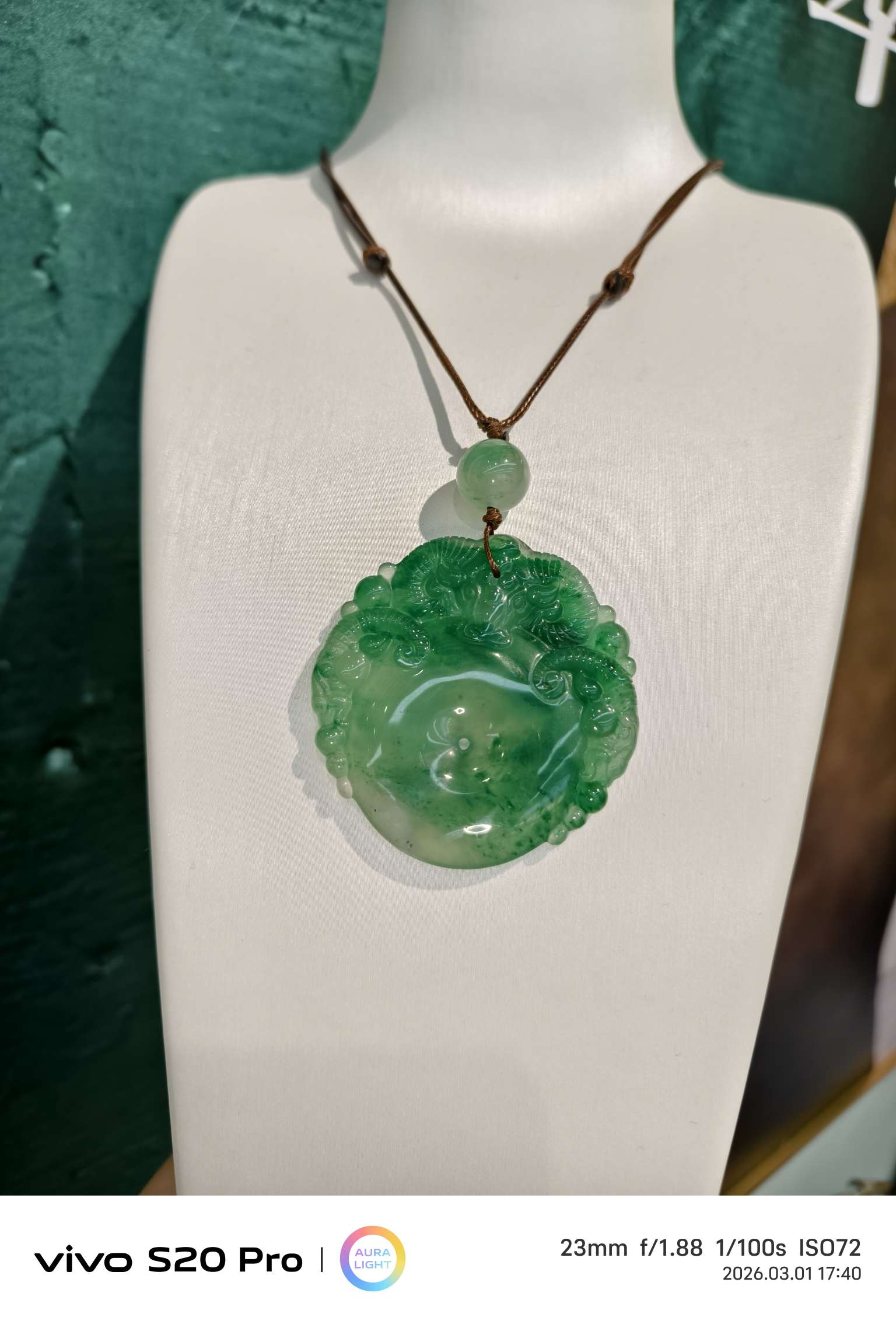 The "Yan Yu Fei Cui" natural African jadeite Sanyang Kai Tai jade pendant is high-end and elegant details Picture