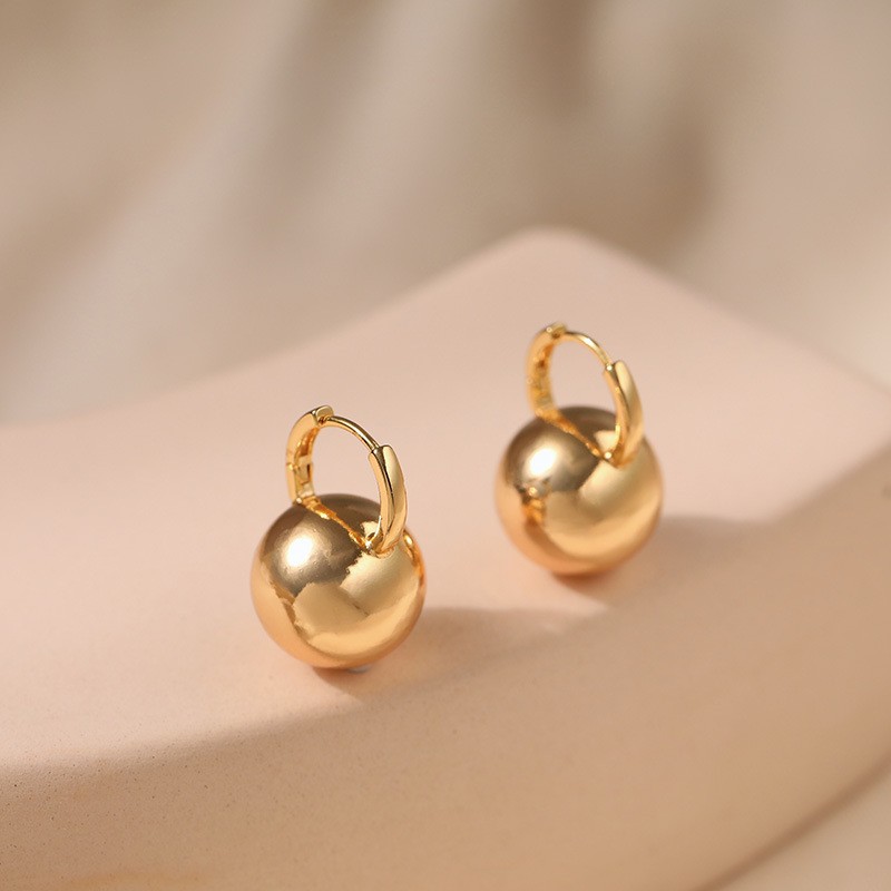 fever's round ball earrings are elegant autumn and winter earrings with a metallic high-end feel. They are versatile and light luxury Korean fashion earrings details Picture