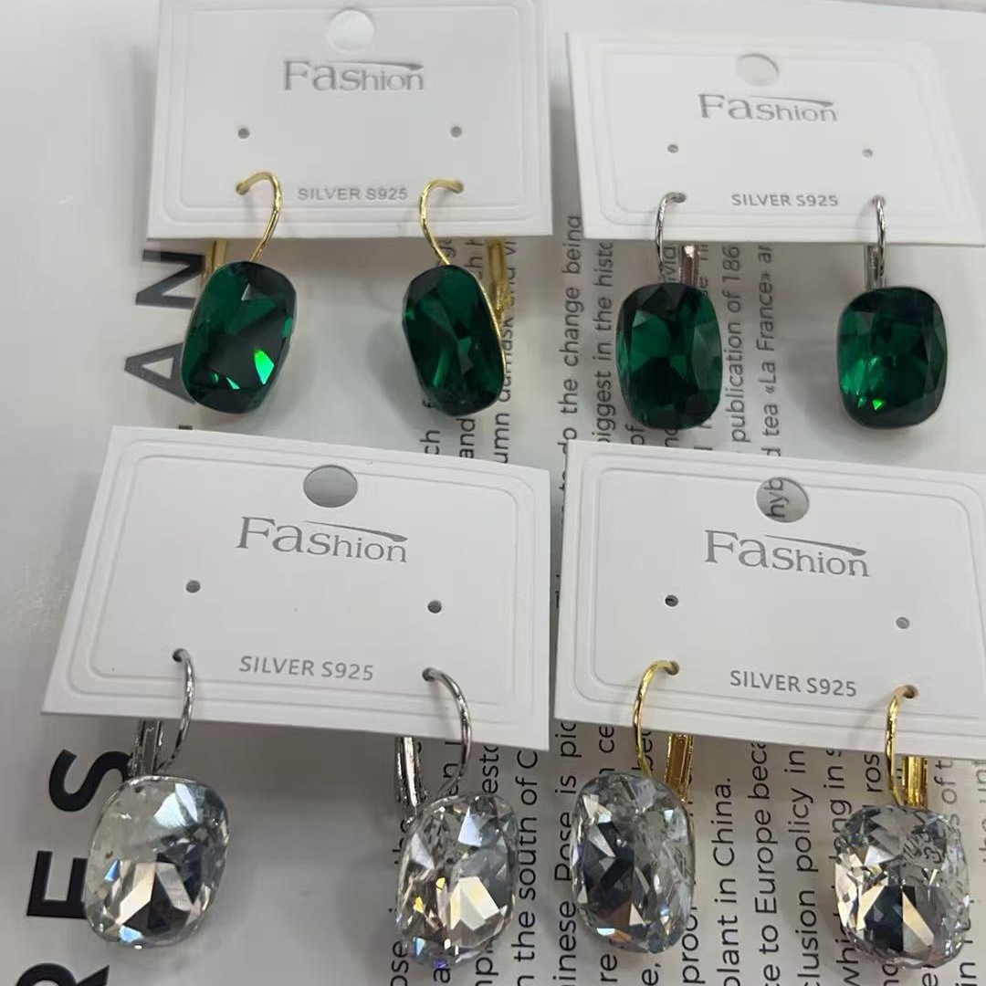 Light luxury and high-end crystal rock sugar square French ear buckles, simple and exquisite niche design earrings, fashionable earrings for women