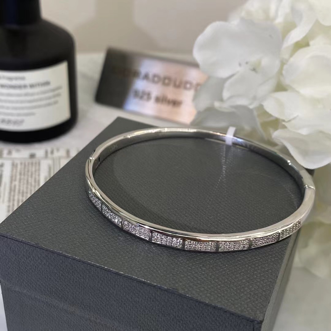 A simple ring with full diamonds