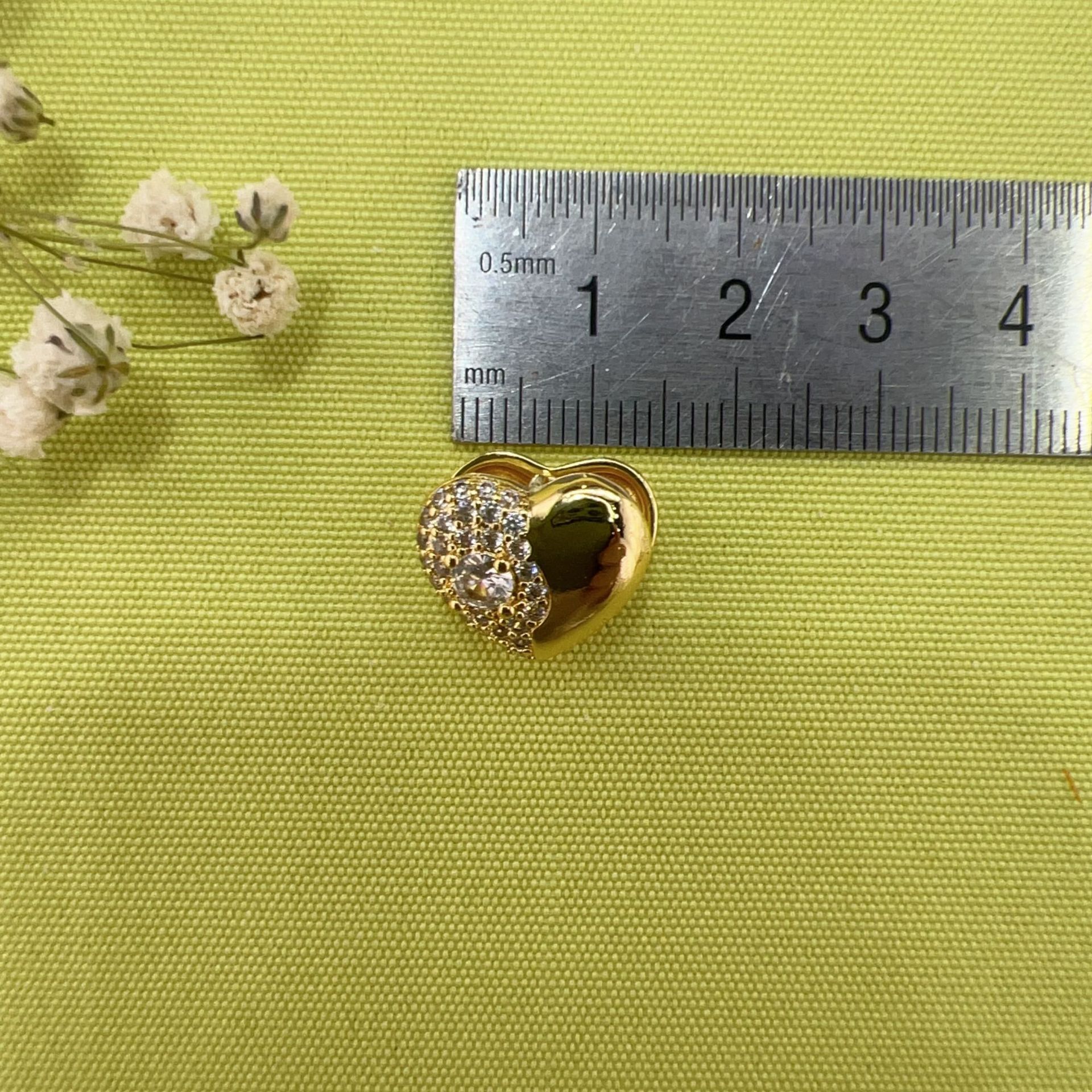 Simple gold-plated and diamond-encrusted heart-shaped earrings, versatile silver needle stud earrings, a unique and stylish accessory for Korean female Internet celebrities details Picture