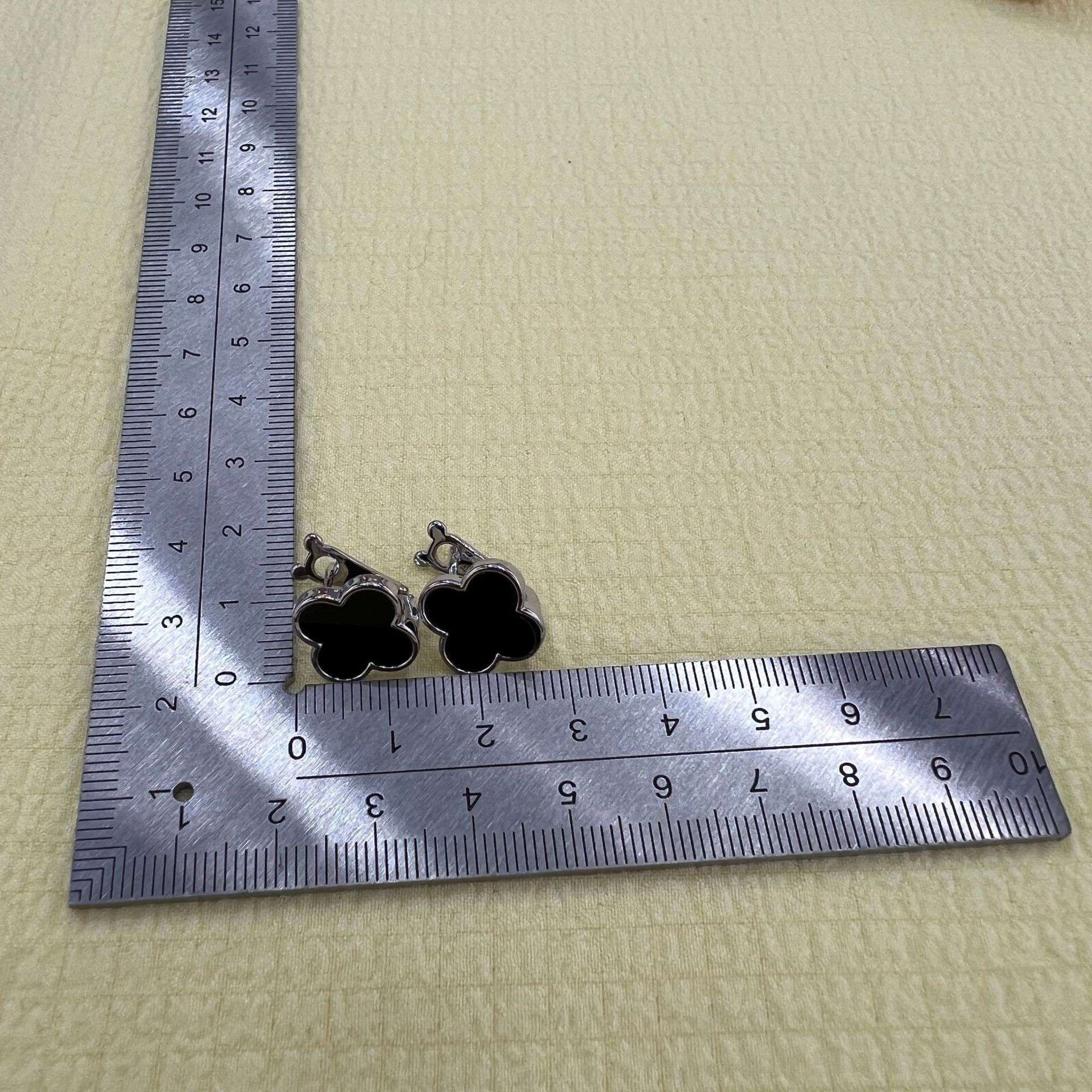 New trendy four-leaf clover stud earrings for girls' high school version s925 silver needle non-allergenic natural white mother-of-pearl agate earrings Item Picture