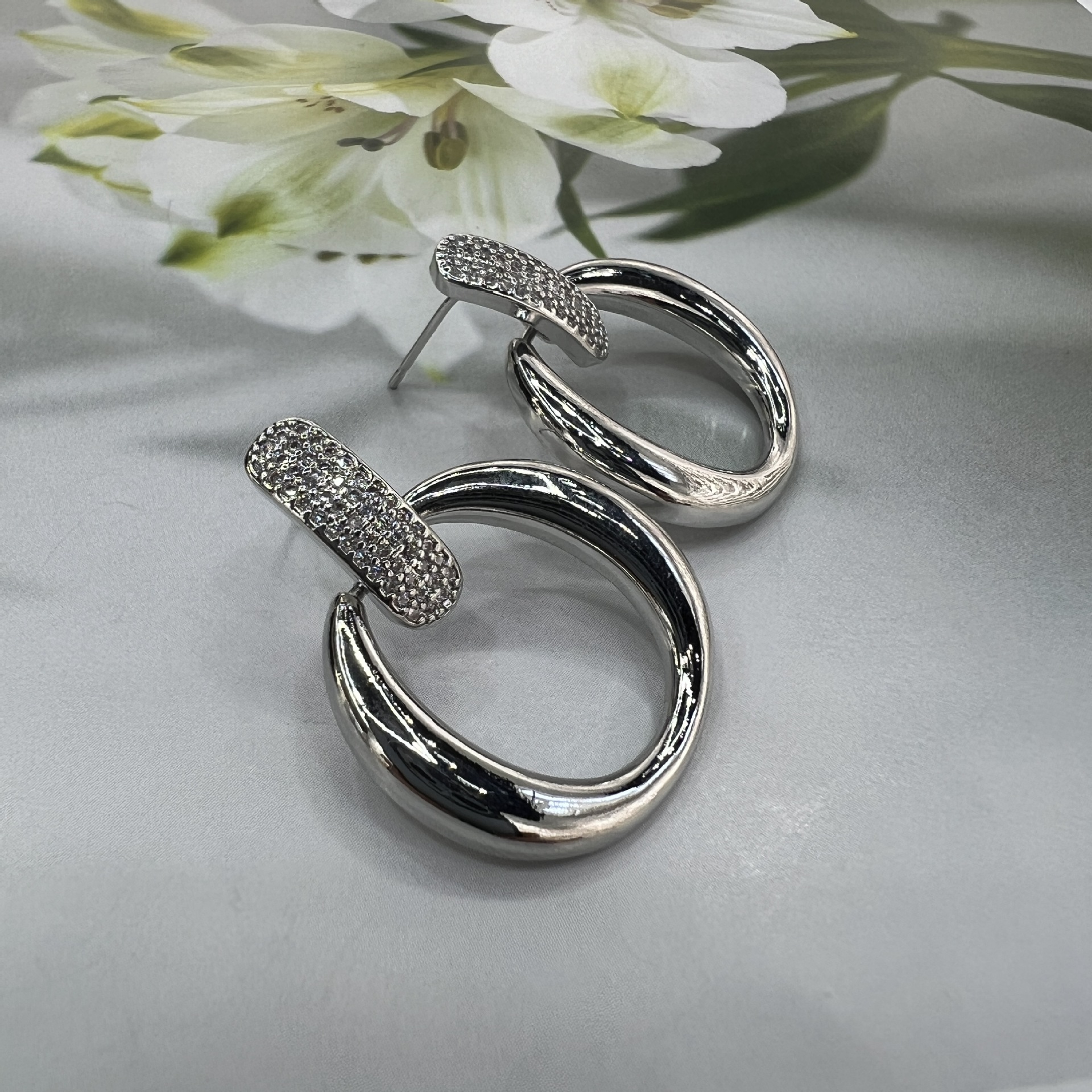 Chao S925 Silver Needle Korean version Elegant pure Copper gold-plated zircon micro-inlaid stud earrings Fashionable lady Full diamond small earrings accessory Specification image