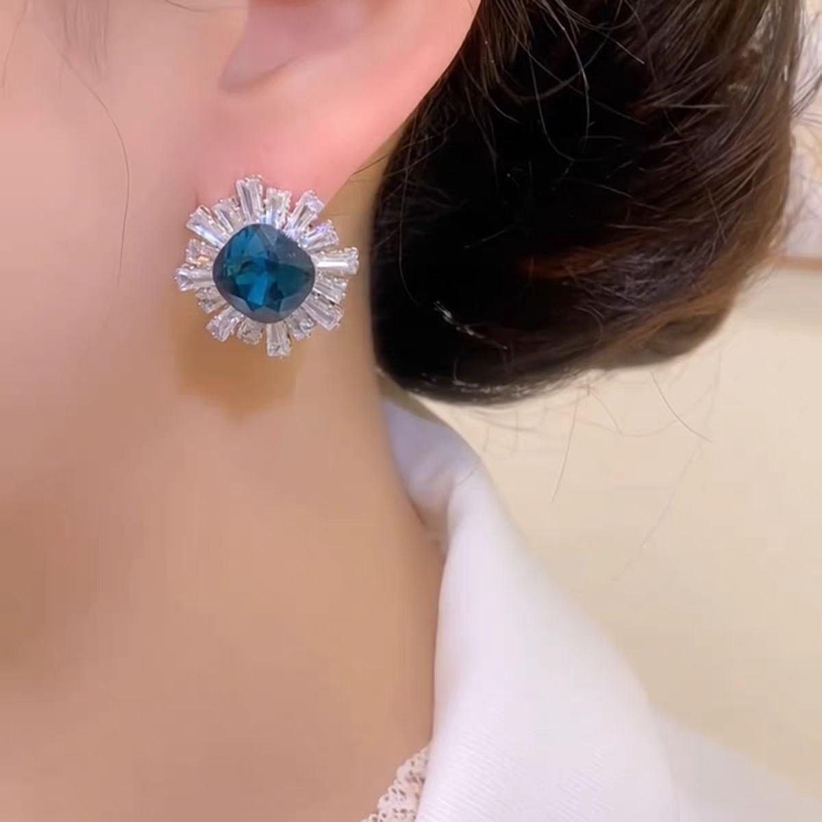 Light luxury, fashionable, exaggerated and high-end, full of zirconium sunflower stud earrings, exquisite, unique and individual design, versatile and super shiny earrings details Picture
