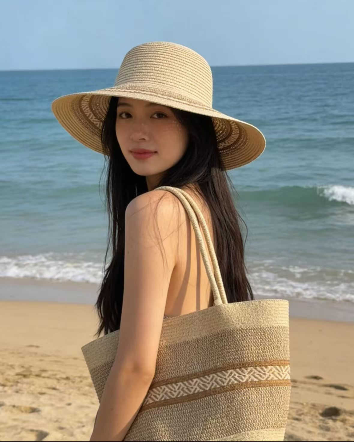 A new cross-border bestseller for women's summer straw-woven beach bag and beach hat set, two-piece set, striped wide-brimmed straw hat, single-shoulder tote bag, urban style, casual vacation, foldable women's bag, straw-woven artistic beach photo shoot