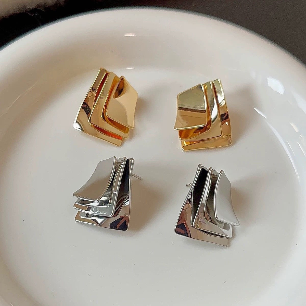 European and American metal style earrings are unique, elegant, mature, multi-layer geometric, high-end, simple and versatile. New commuter stud earrings