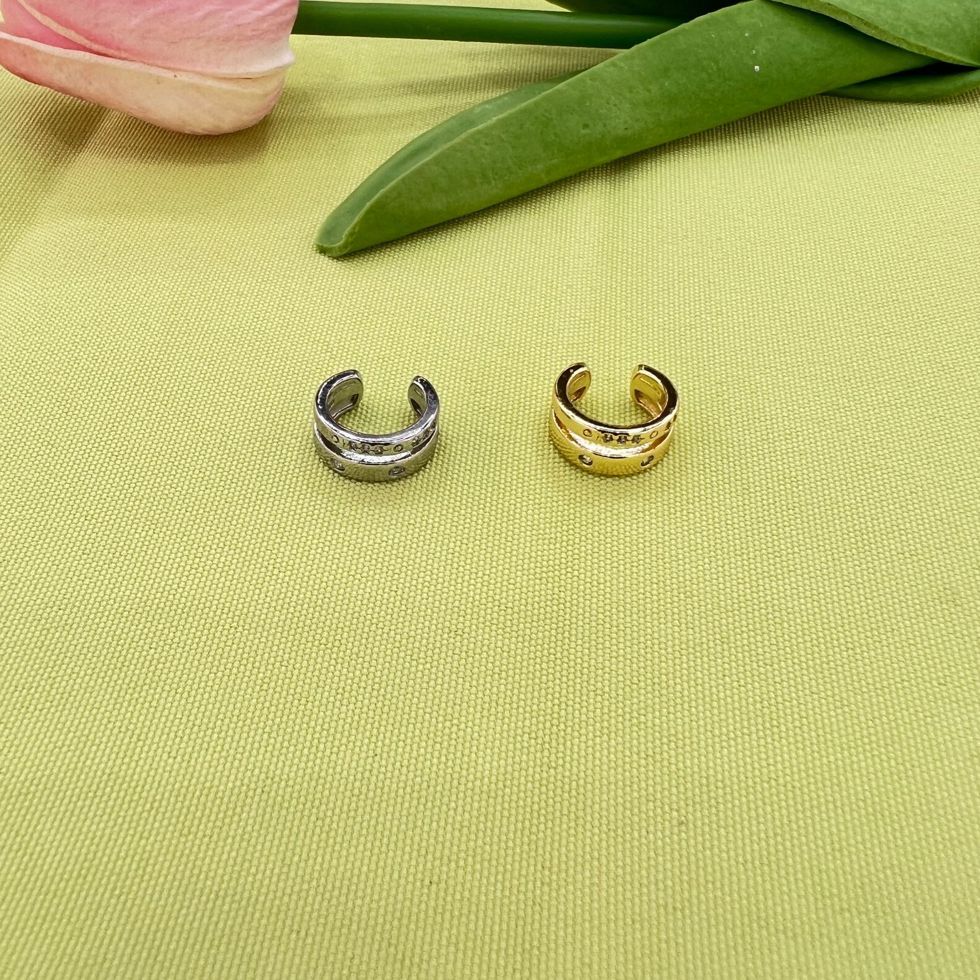 Cold and stylish, double-layer ear-bone clip without ear holes, metallic feel, high-end and elegant, simple ear clip cross-border earrings Application Scenario