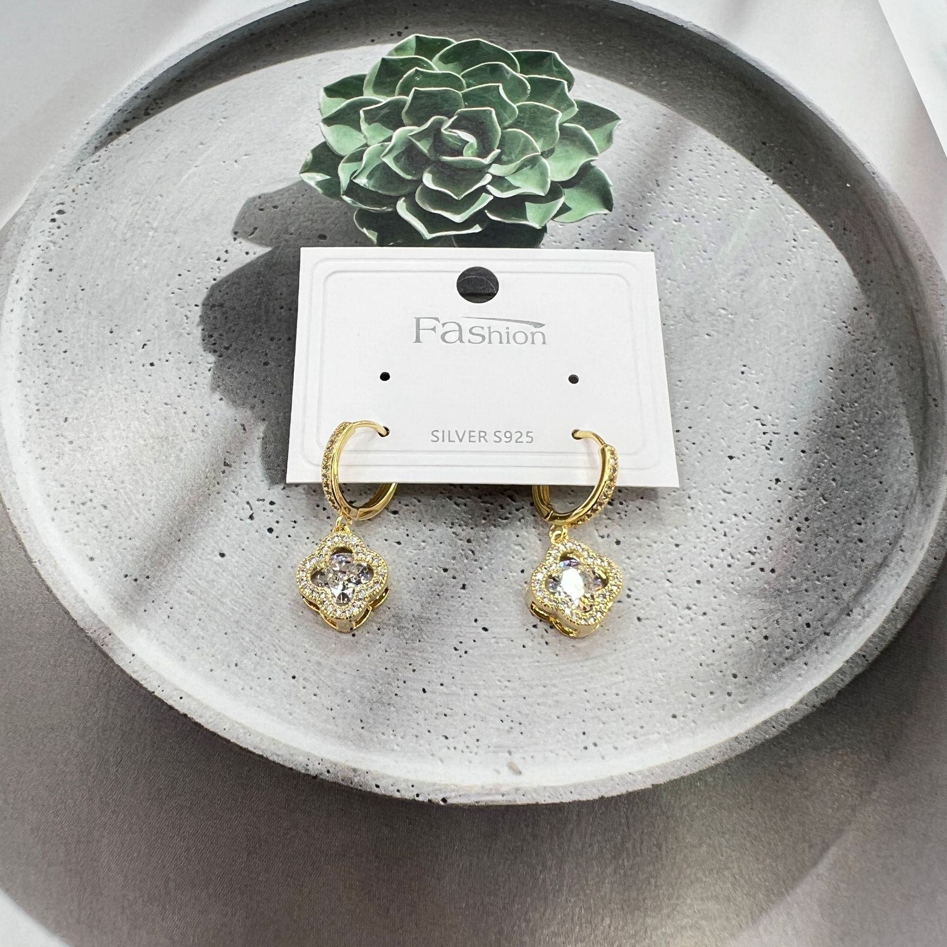 Genuine gold electroplated Korean high-end exquisite flower earrings and earrings, trendy Korean style, niche zirconia ear buckles and earrings Item Picture