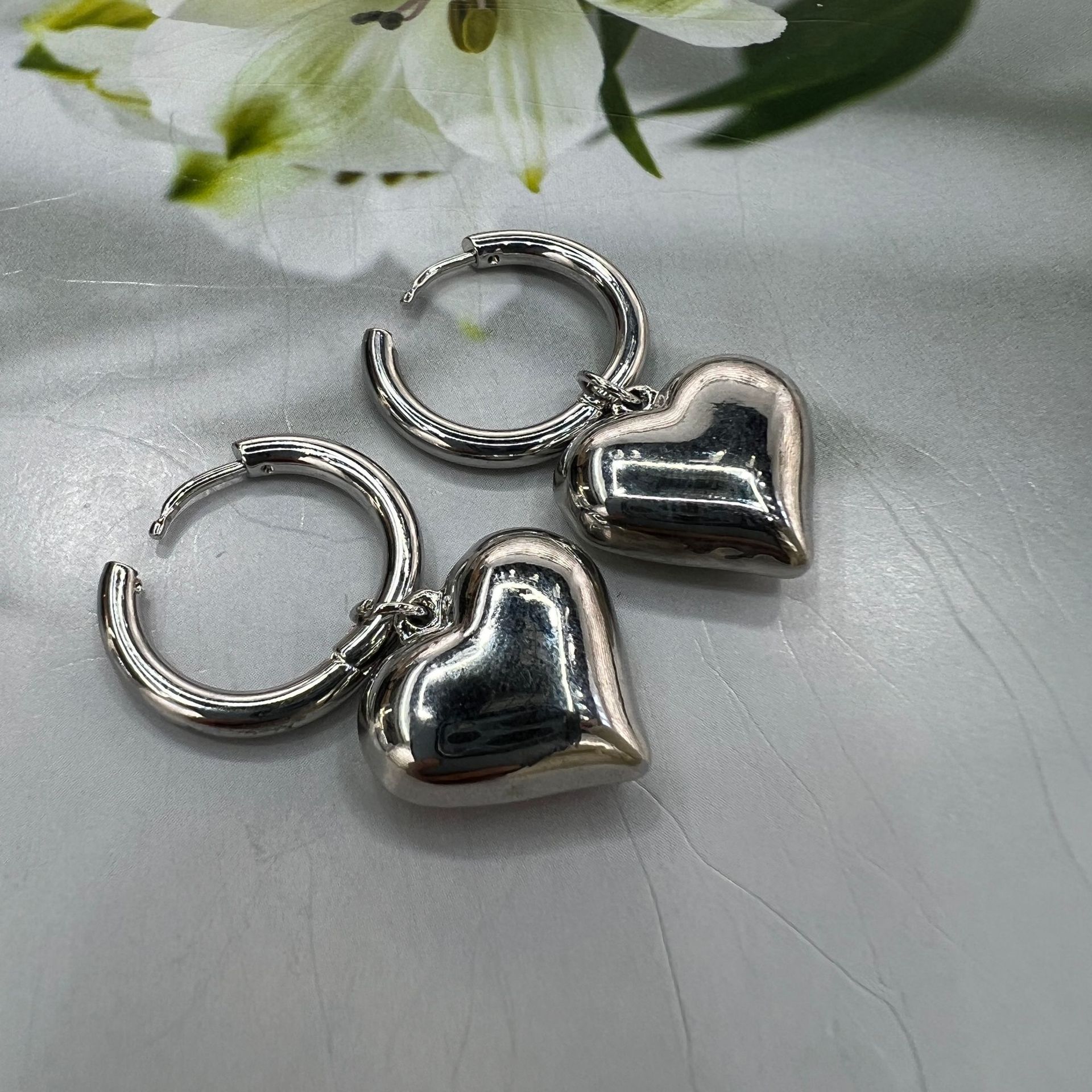 Trendy cross-border European and American export metal style heart-shaped smooth ear buckles, pure copper gold-plated earrings, golden high-end earrings Specification image