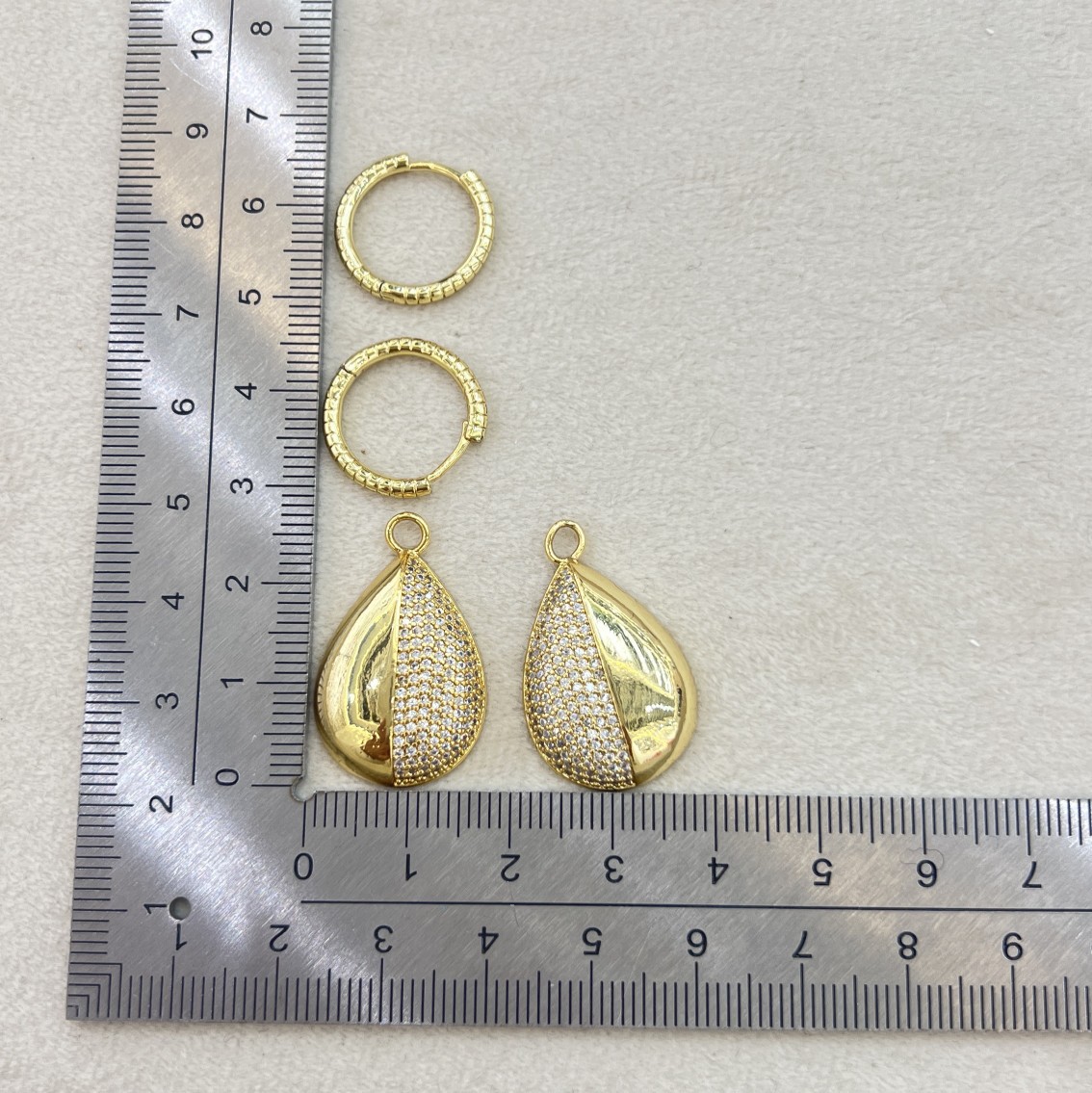 Copper-plated 18k real gold Dubai jewelry earrings with a high-end feel, circular white zircon heavy heavy water drop earrings Application Scenario