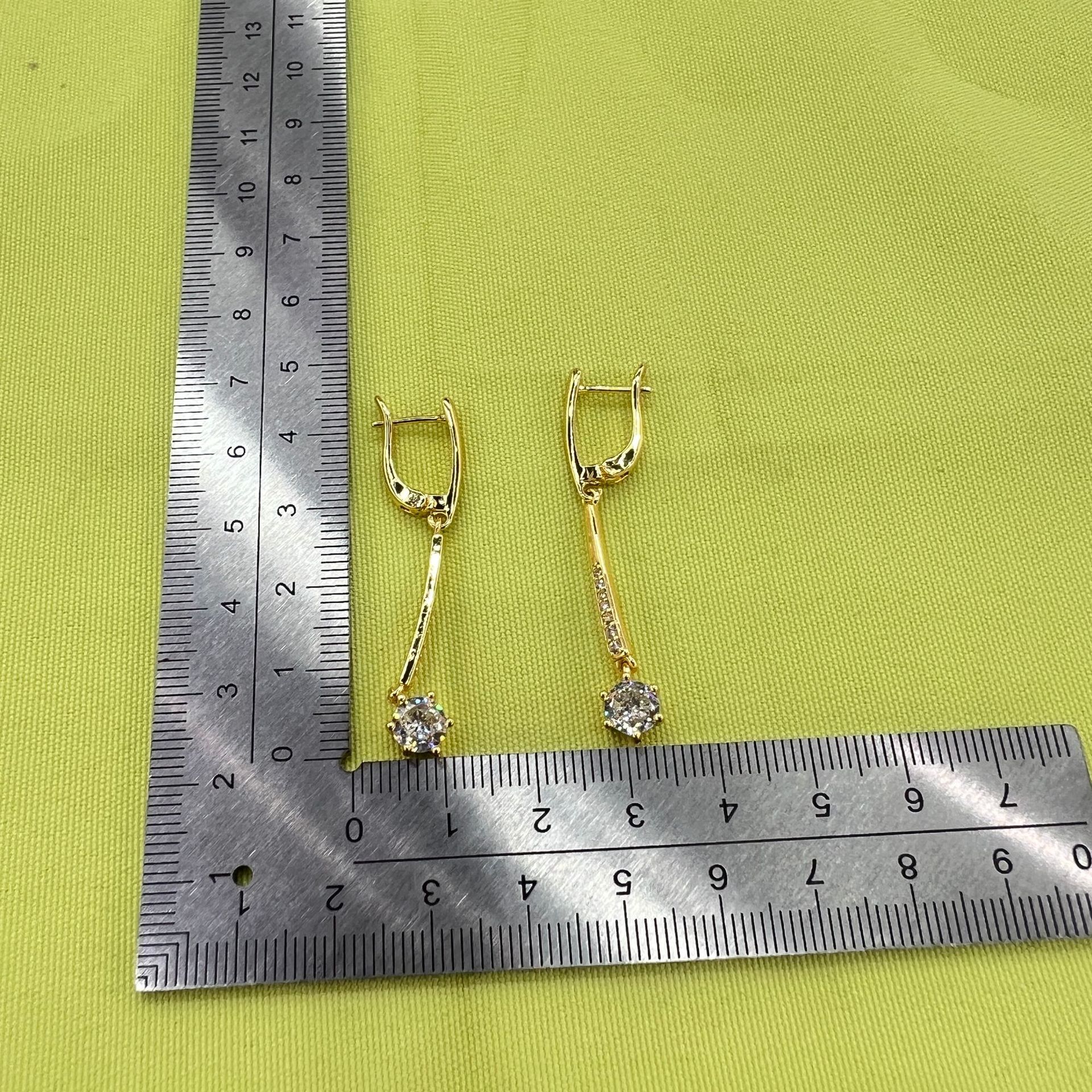 Wholesale of popular new European and American trend products, pure copper creative three-dimensional long, slimming ear, cross-border export tassel jewelry Application Scenario