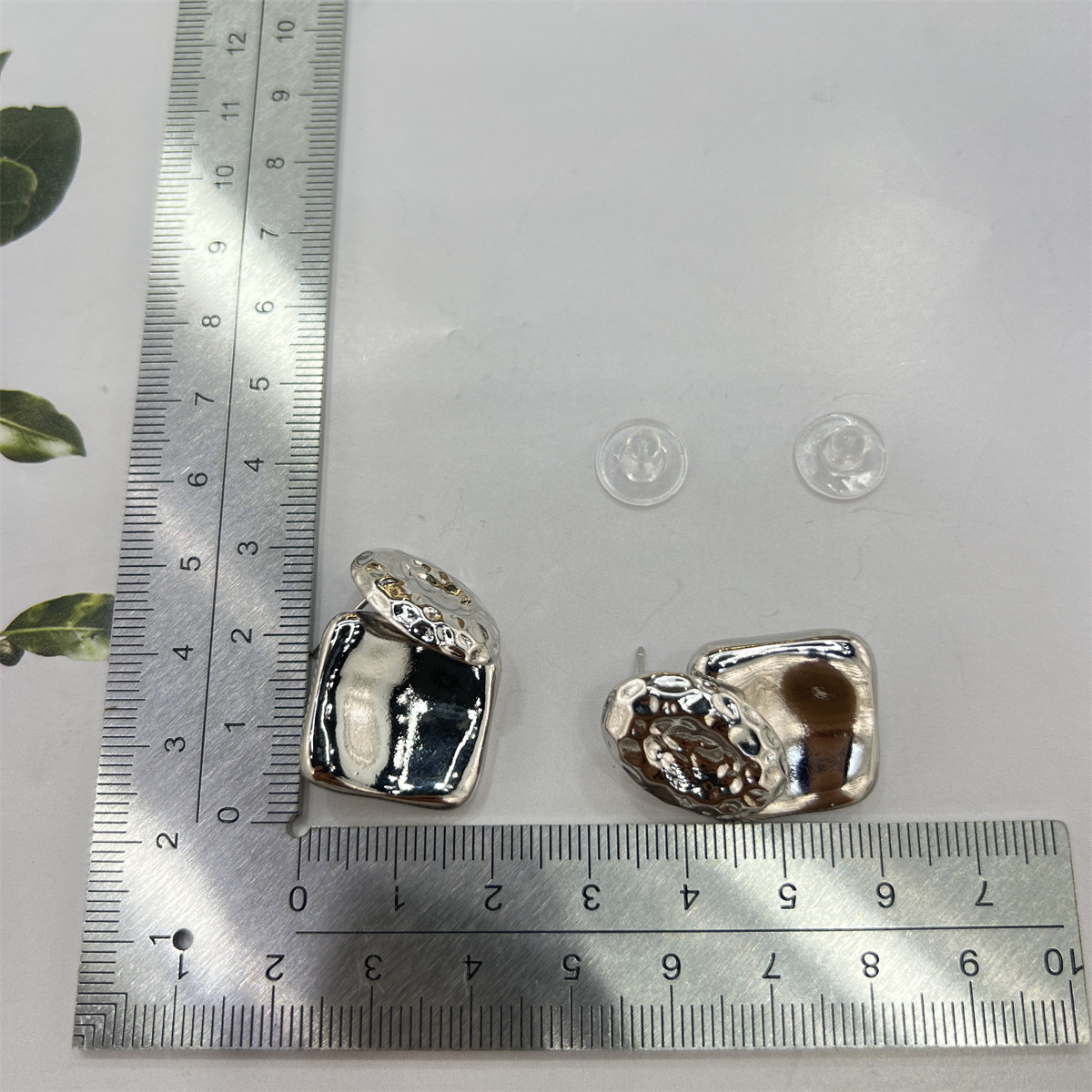 The new 925 silver needle earrings with a geometric texture and pleated design from Dongdaemun, South Korea, are fashionable, simple and versatile Application Scenario