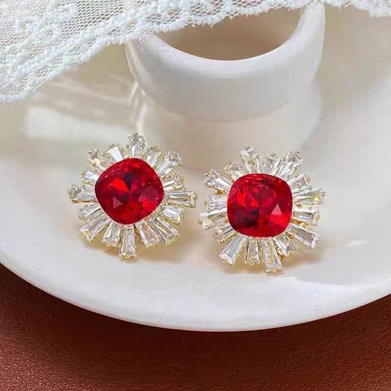 Light luxury, fashionable, exaggerated and high-end, full of zirconium sunflower stud earrings, exquisite, unique and individual design, versatile and super shiny earrings