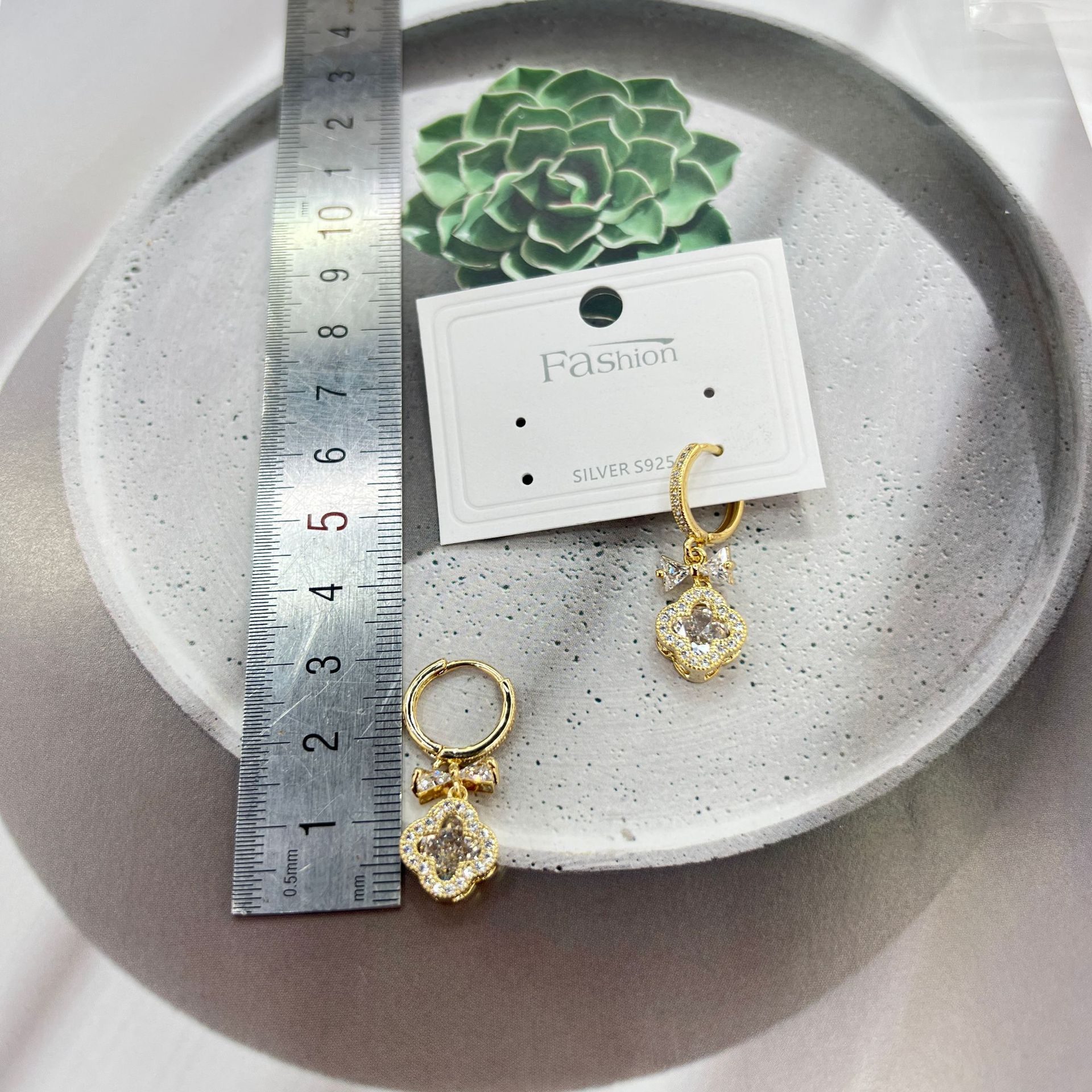 Genuine gold electroplated Korean high-end exquisite four-leaf clover earrings and pendants, Korean style style, niche zircon ear buckles and earrings Application Scenario